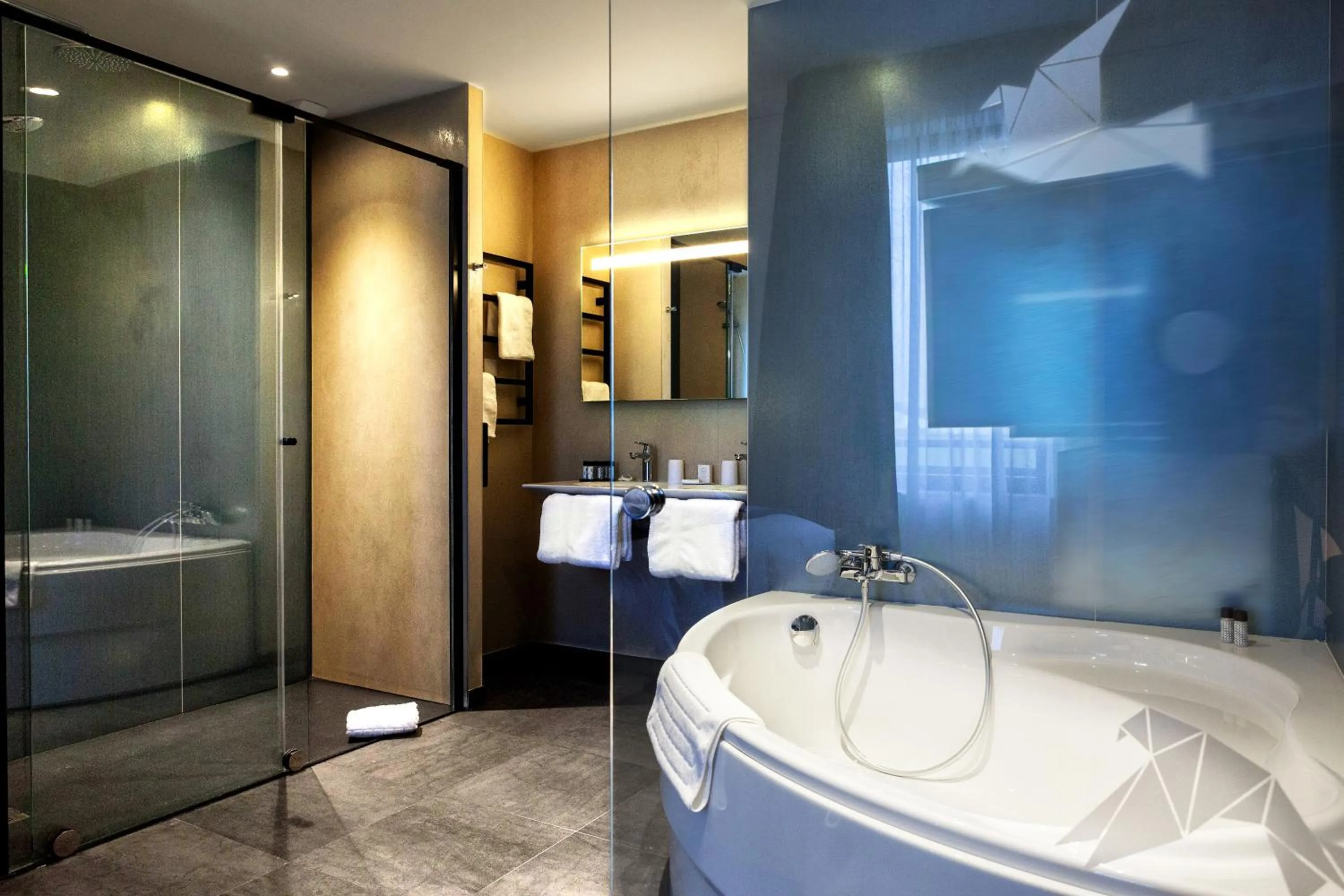Bathroom in Kyriad Prestige Amiens Poulainville - Hotel and Spa