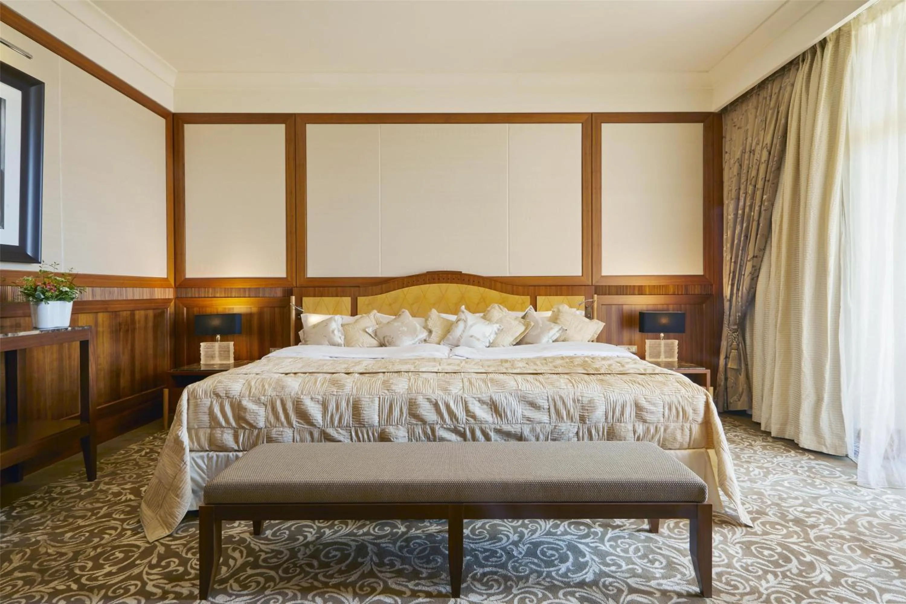 Photo of the whole room, Bed in Hotel Kempinski Palace Portorož