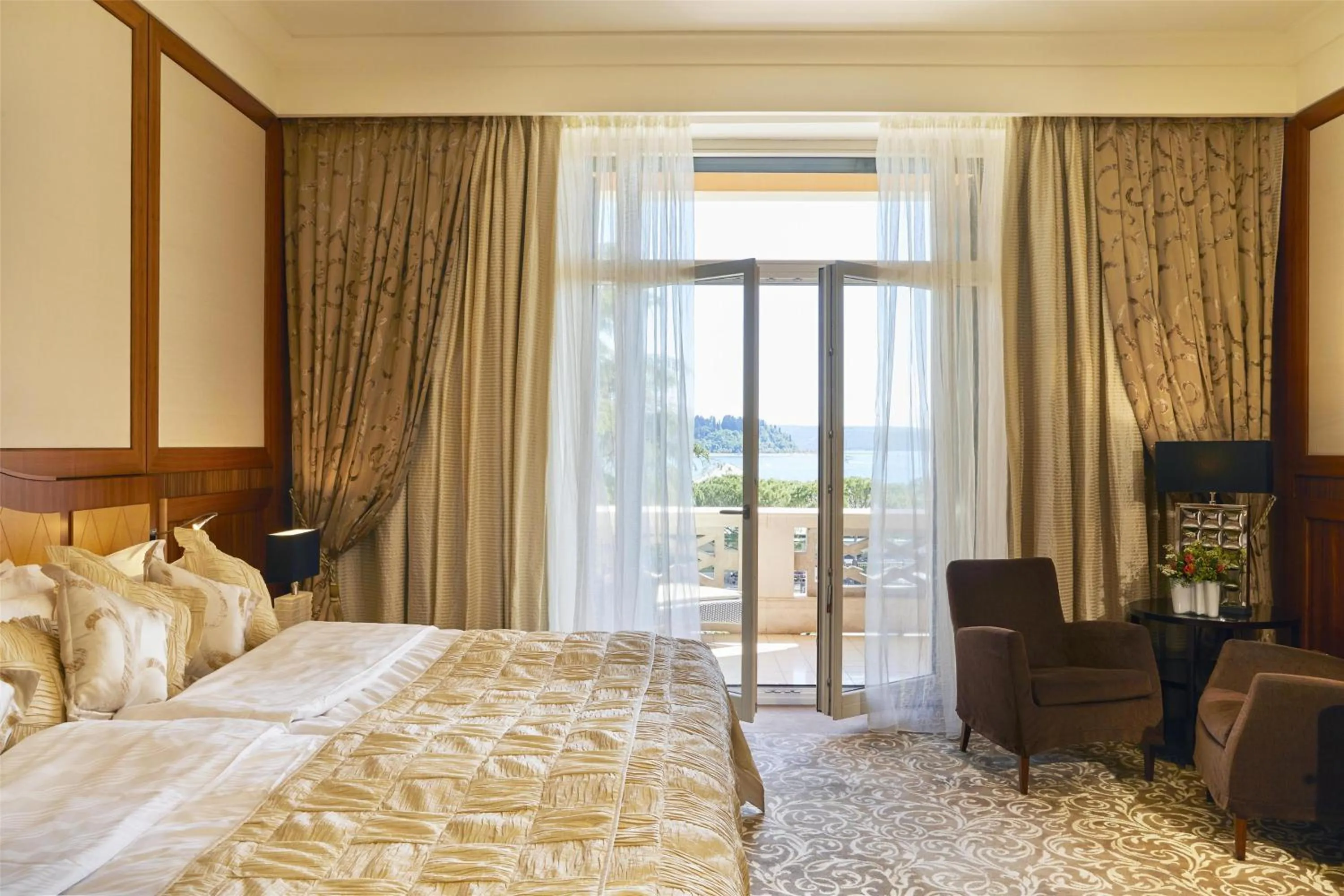 Photo of the whole room, Bed in Hotel Kempinski Palace Portorož