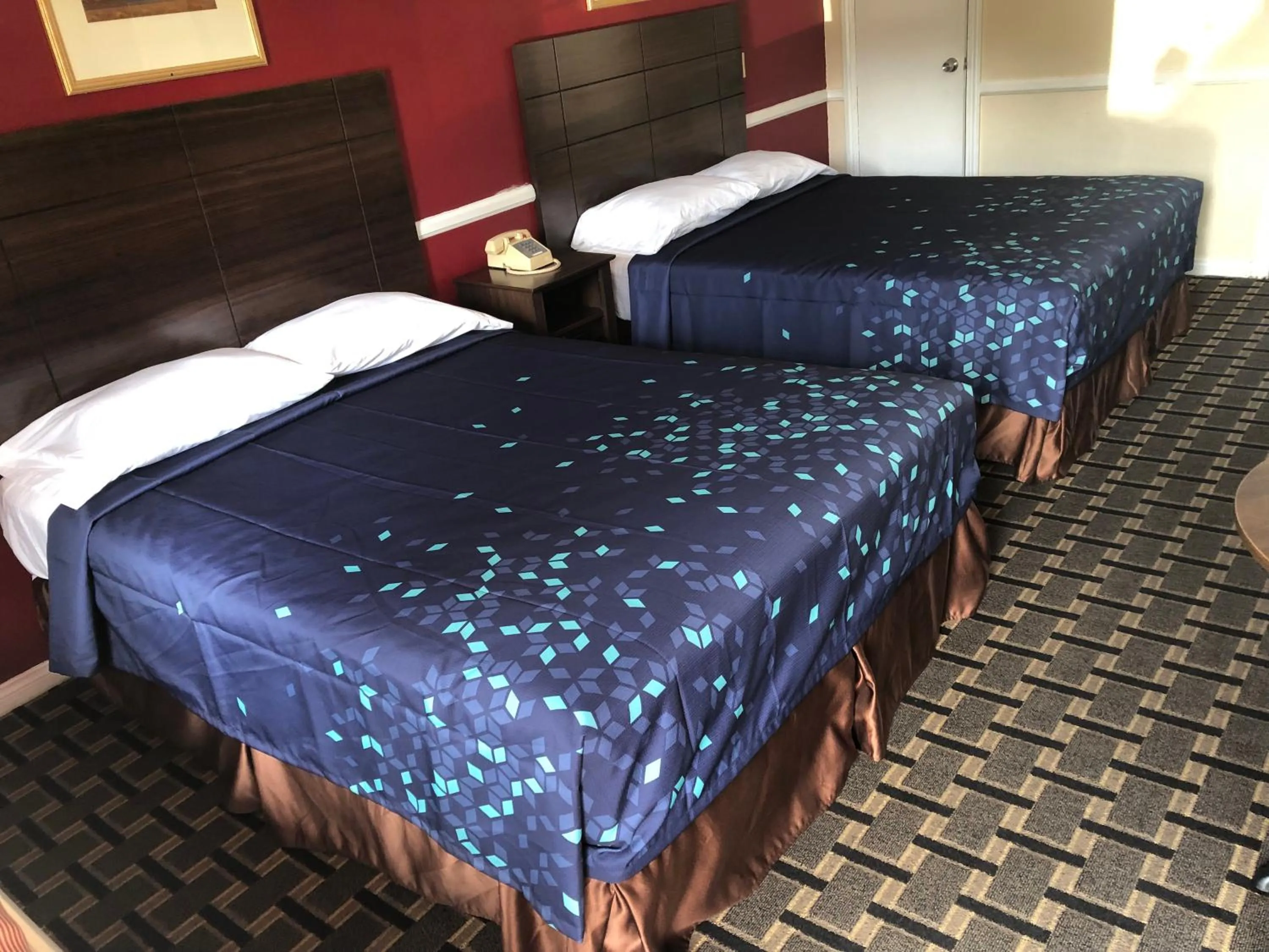 Bed in Whittier Travel Inn