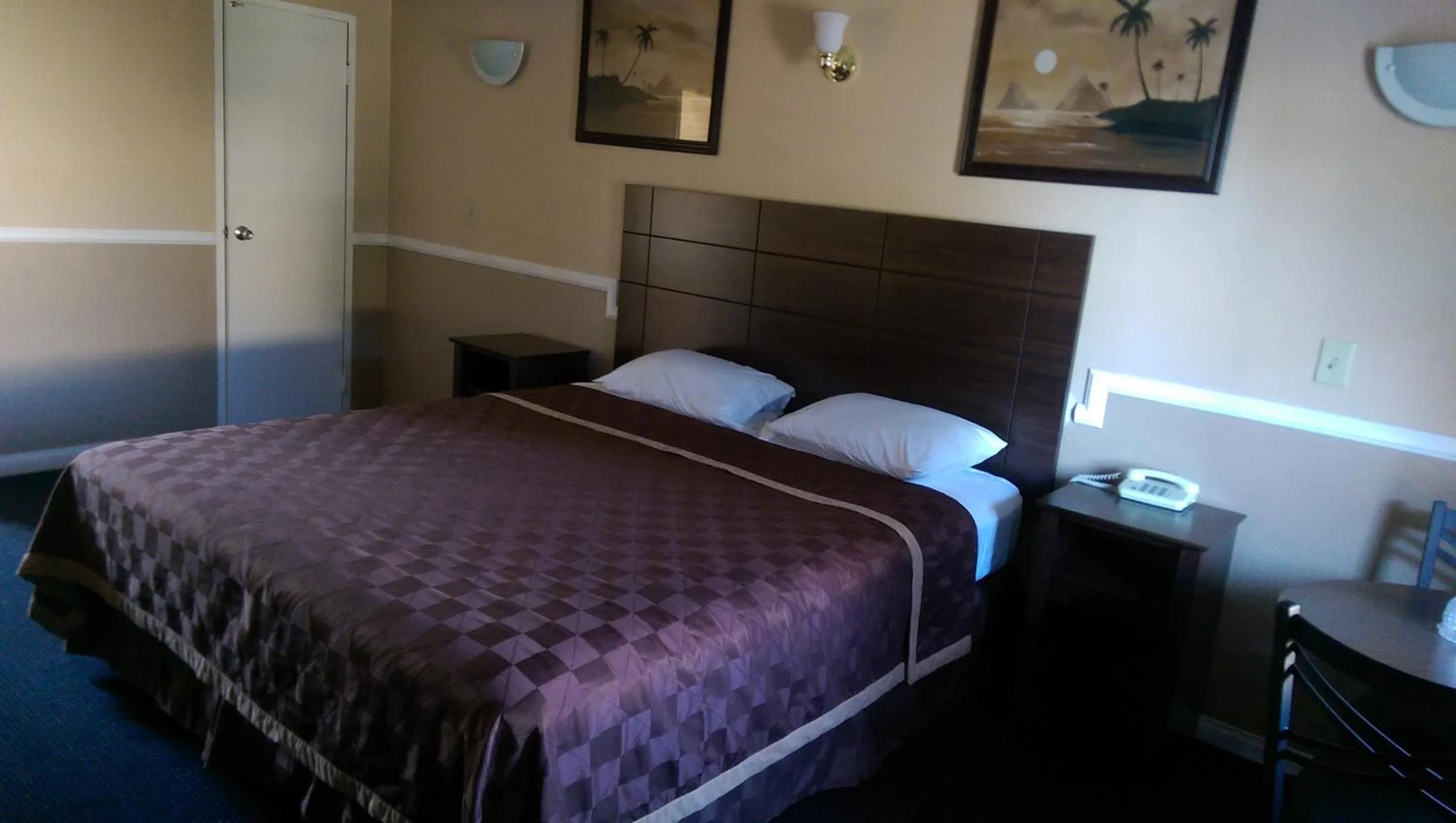 Bed in Whittier Travel Inn