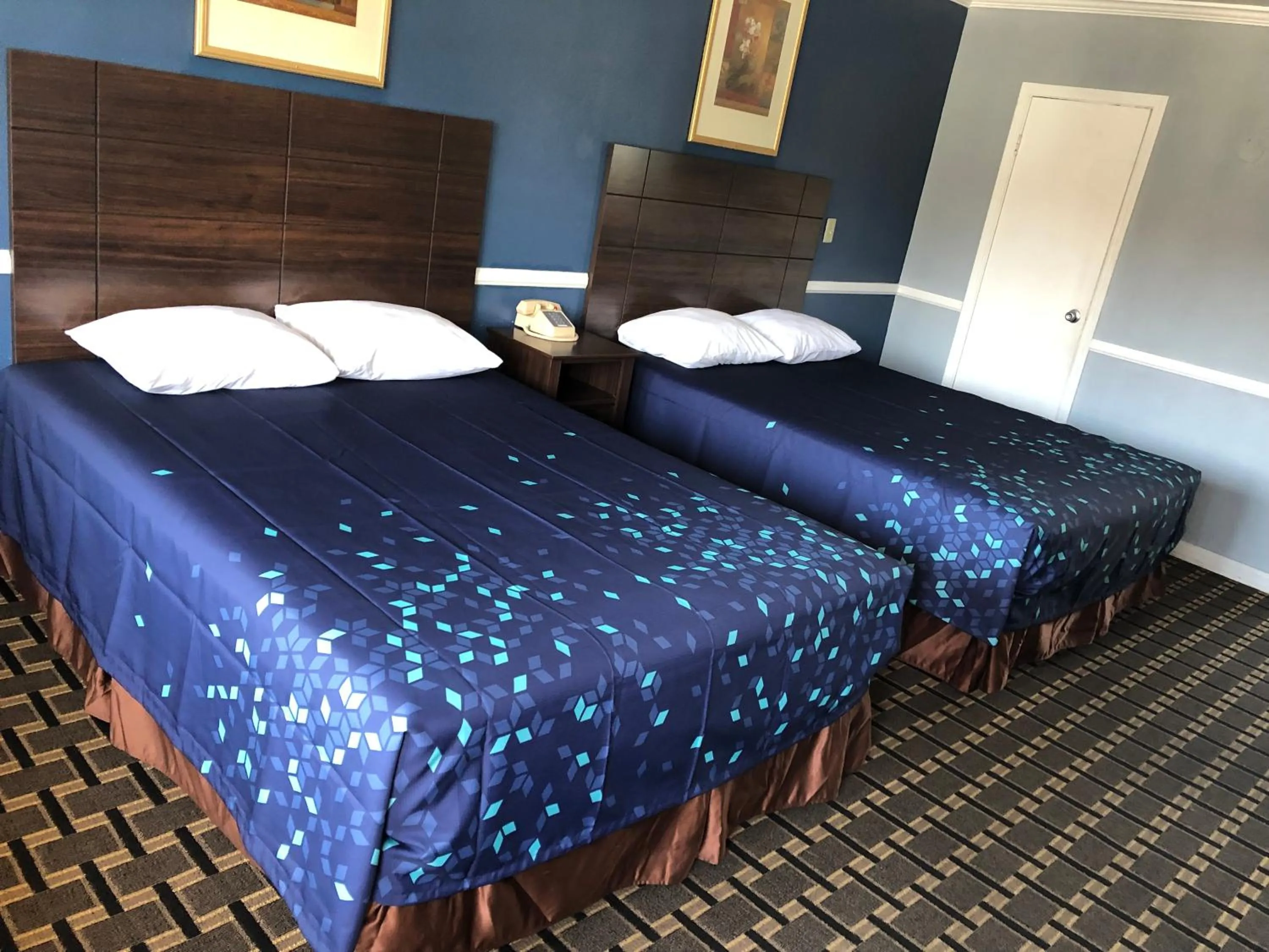 Bed in Whittier Travel Inn