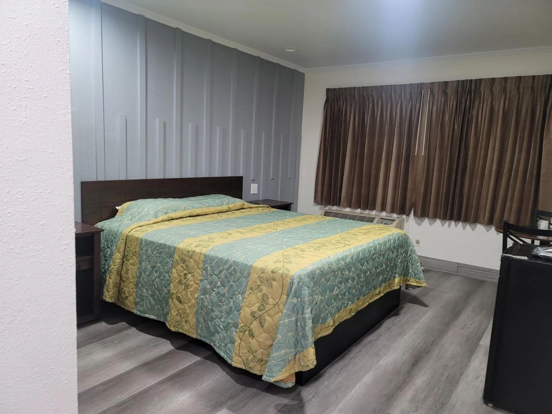 Bed in Whittier Travel Inn