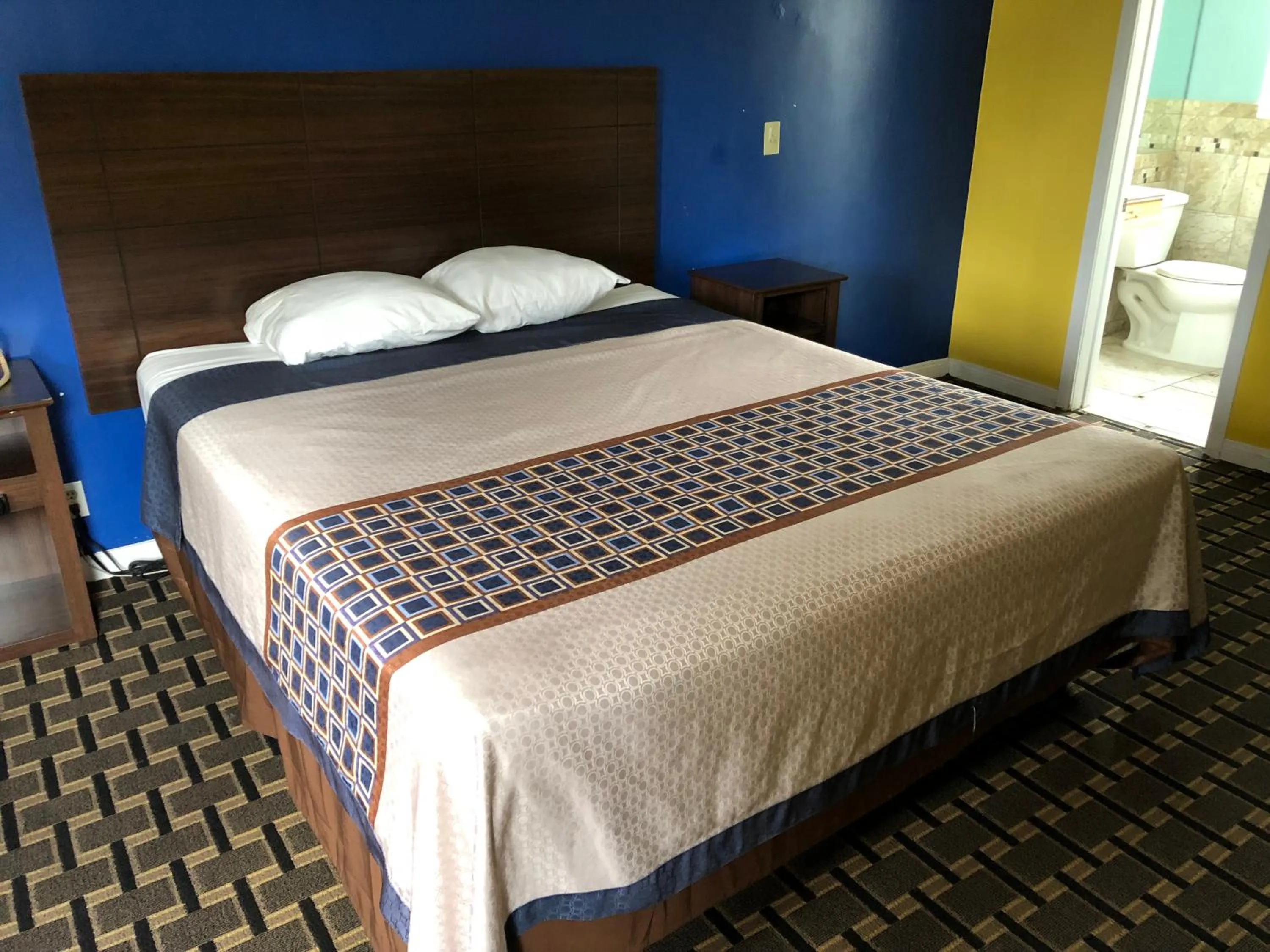 Bed in Whittier Travel Inn