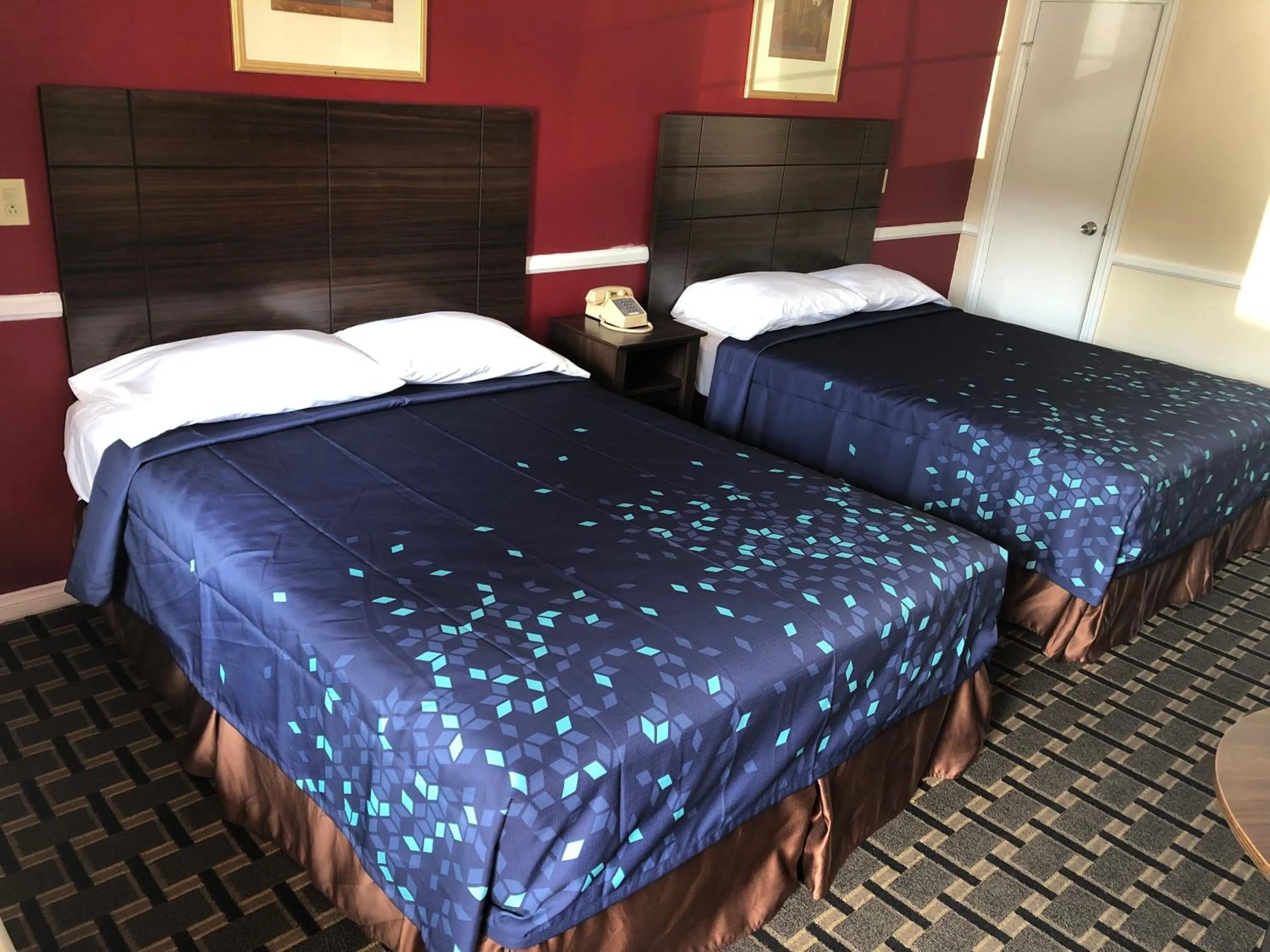 Bed in Whittier Travel Inn