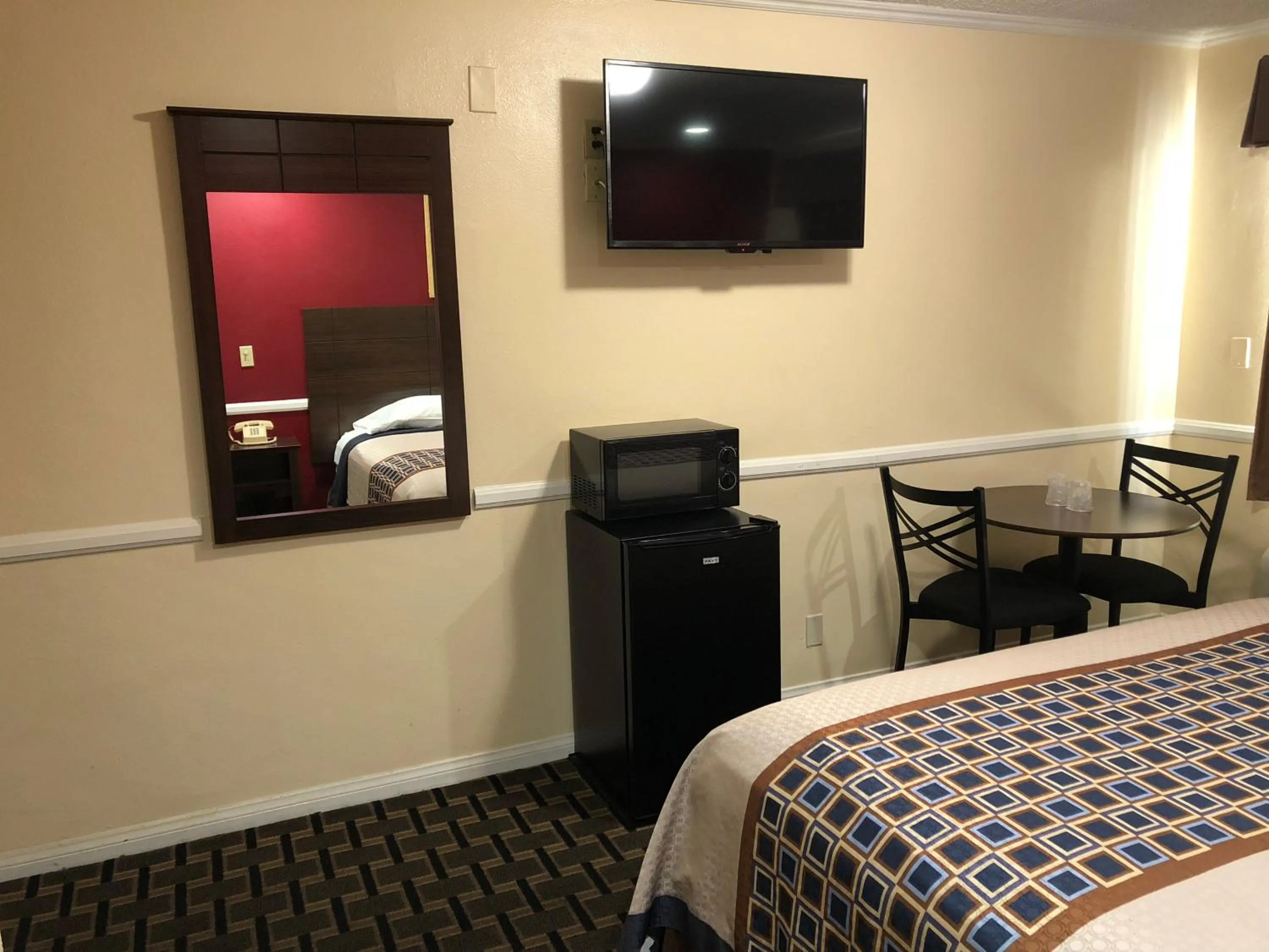 Bed in Whittier Travel Inn