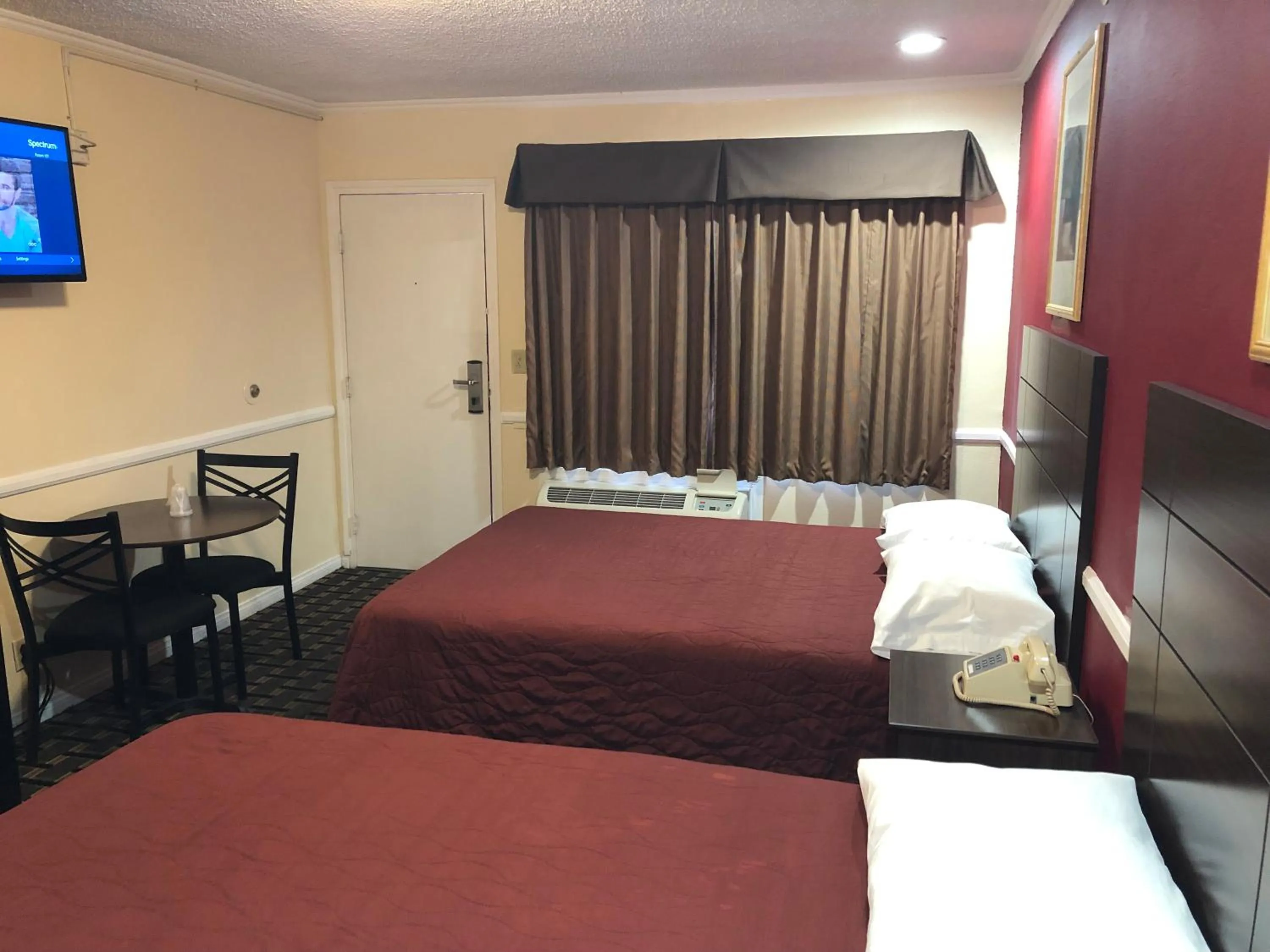 Bed in Whittier Travel Inn