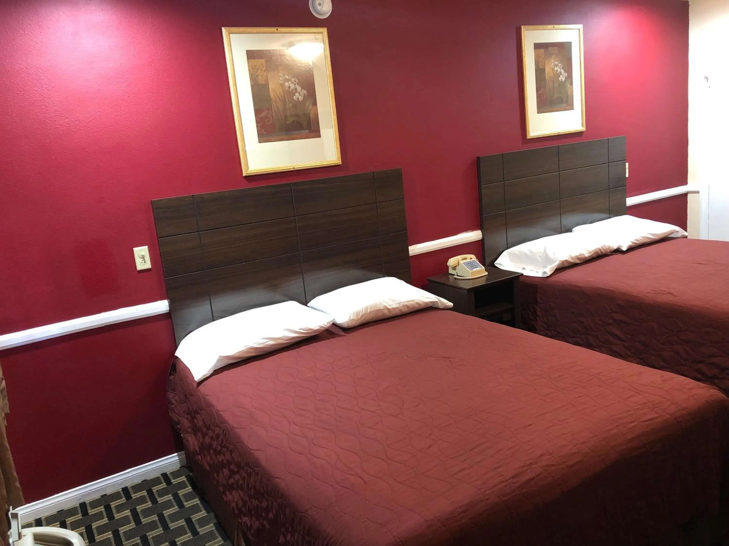 Bed in Whittier Travel Inn