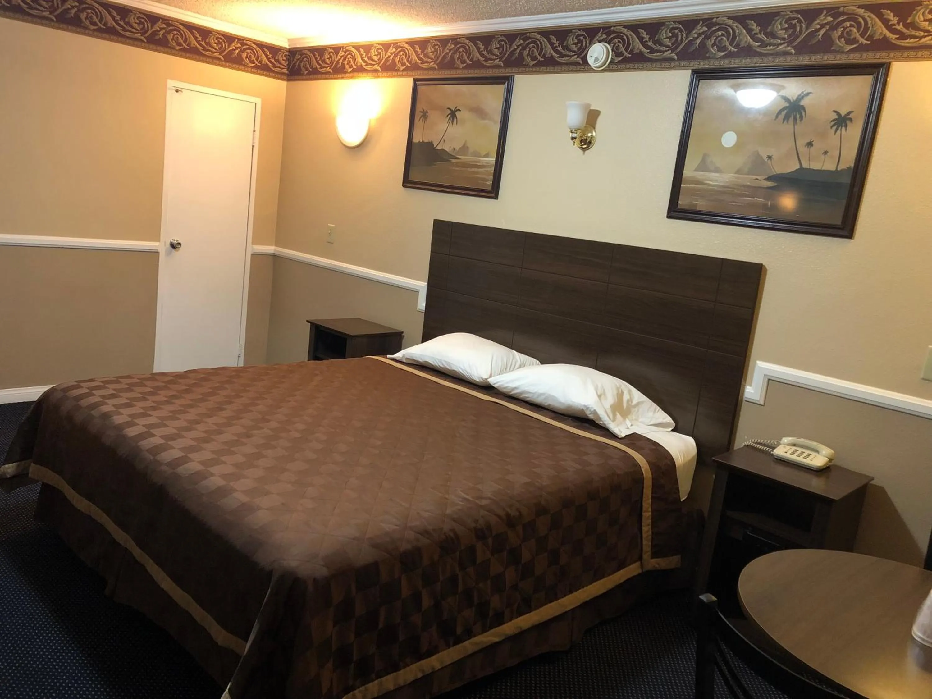 Bed in Whittier Travel Inn