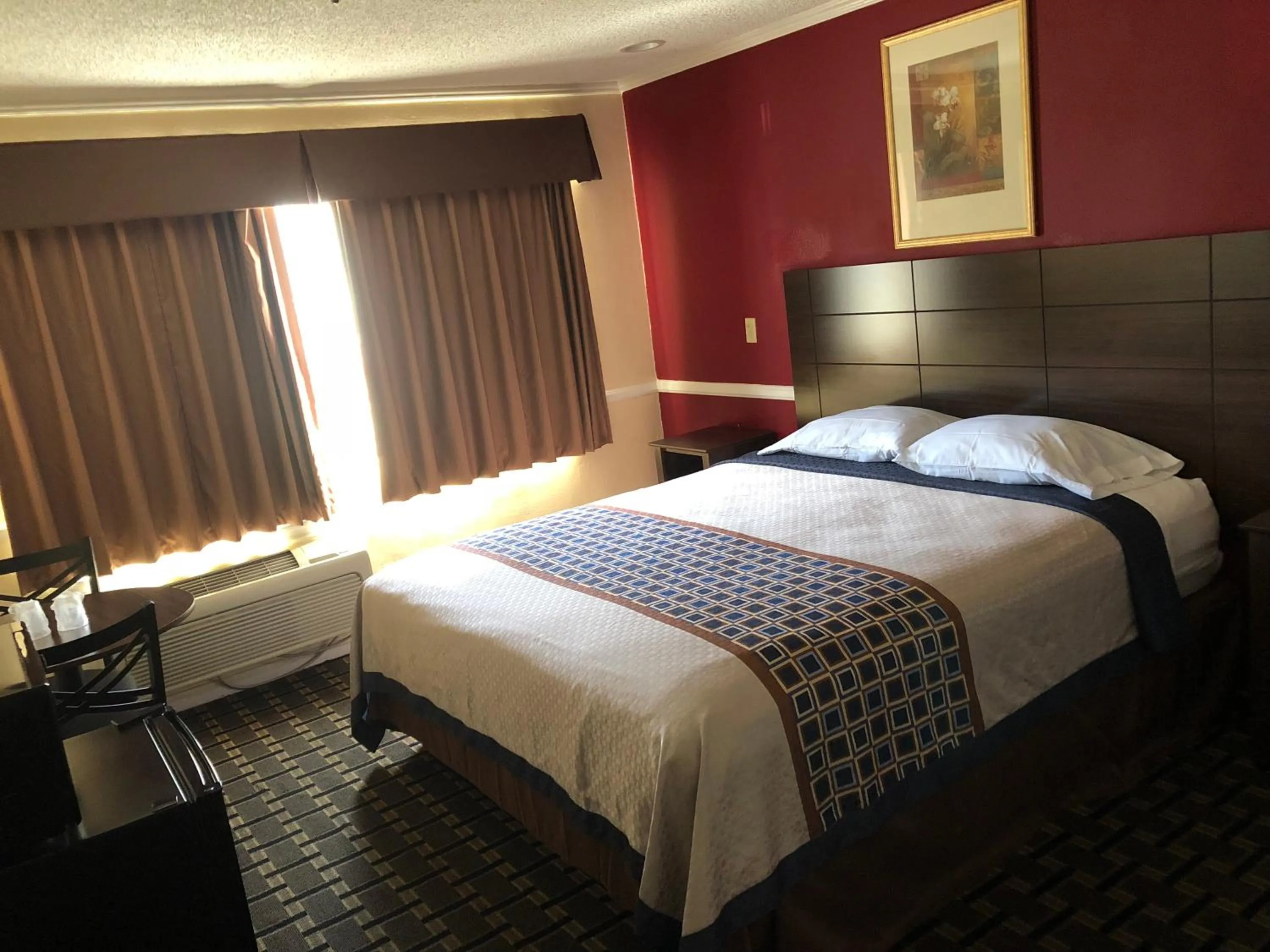 Bed in Whittier Travel Inn