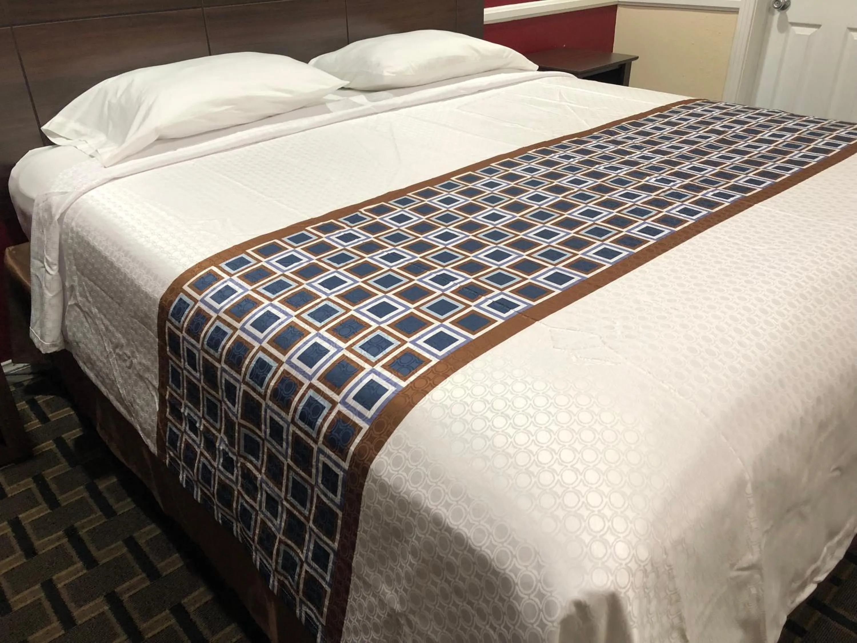 Bed in Whittier Travel Inn