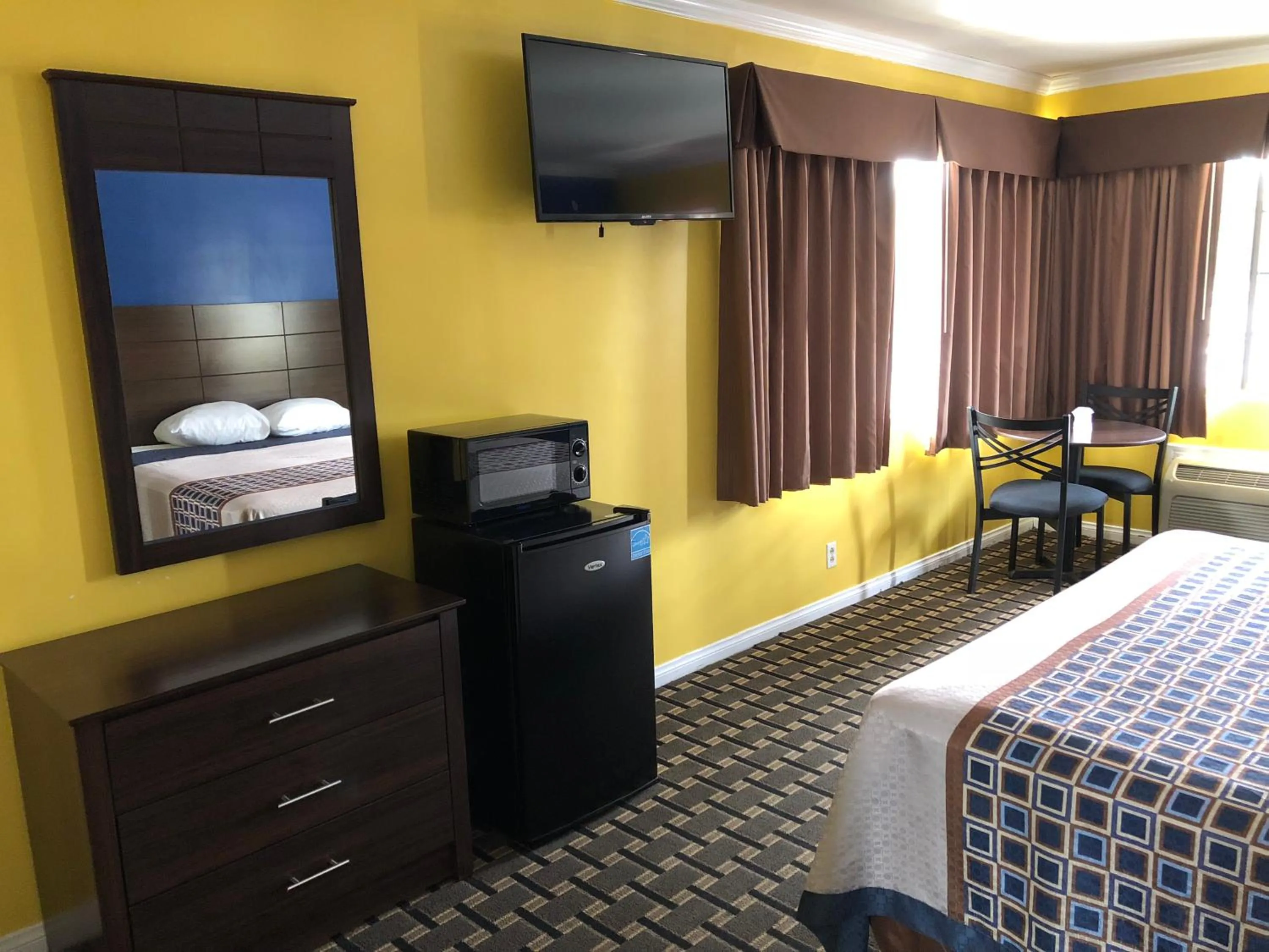 Bed in Whittier Travel Inn