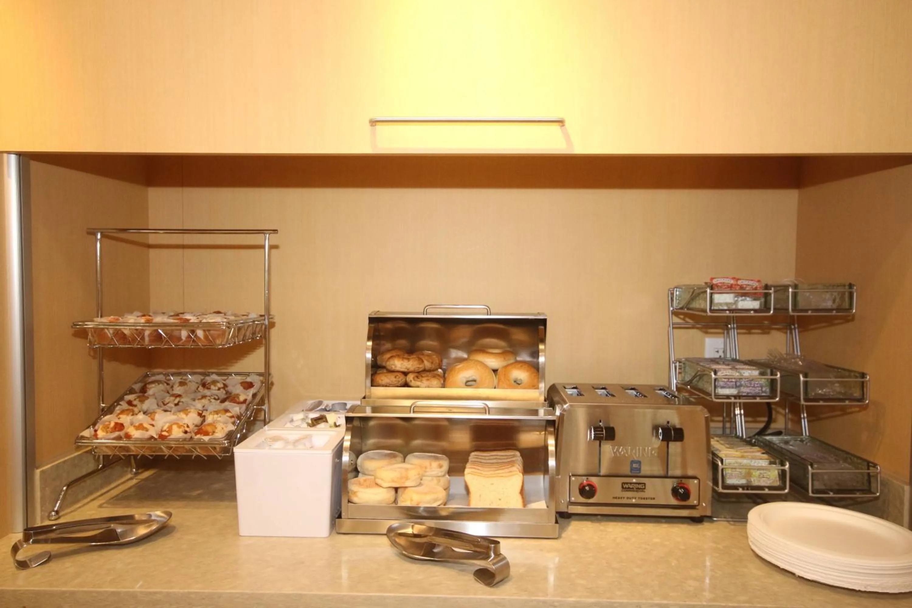 Breakfast in TownePlace Suites by Marriott Charleston-North Charleston