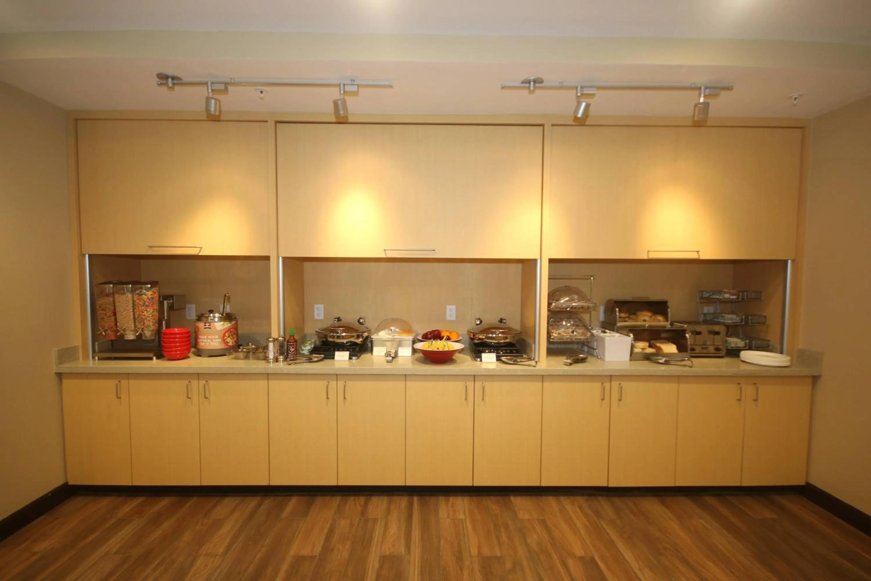 Breakfast in TownePlace Suites by Marriott Charleston-North Charleston