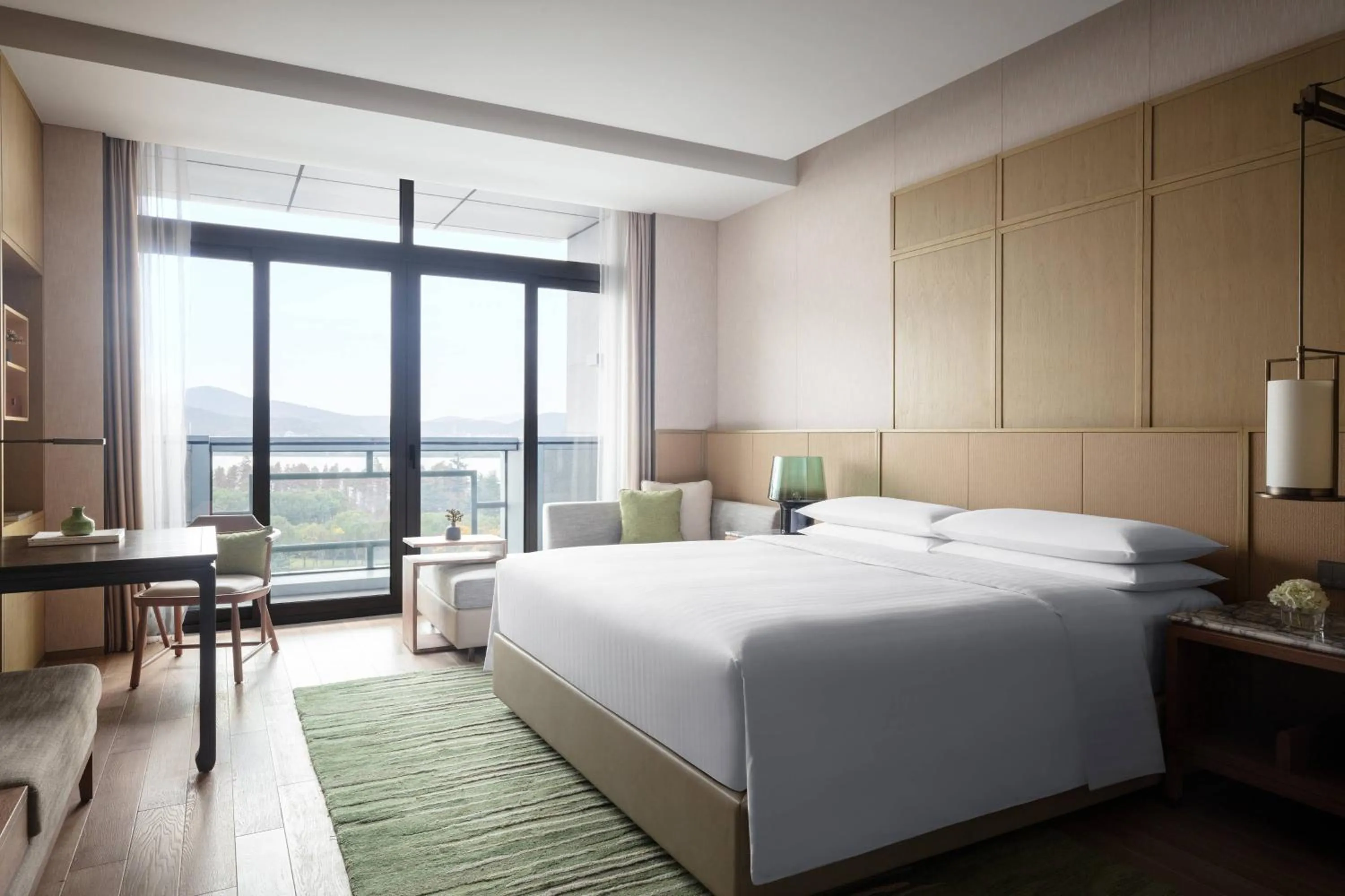 Photo of the whole room, Bed in Wuxi Marriott Hotel Lihu Lake