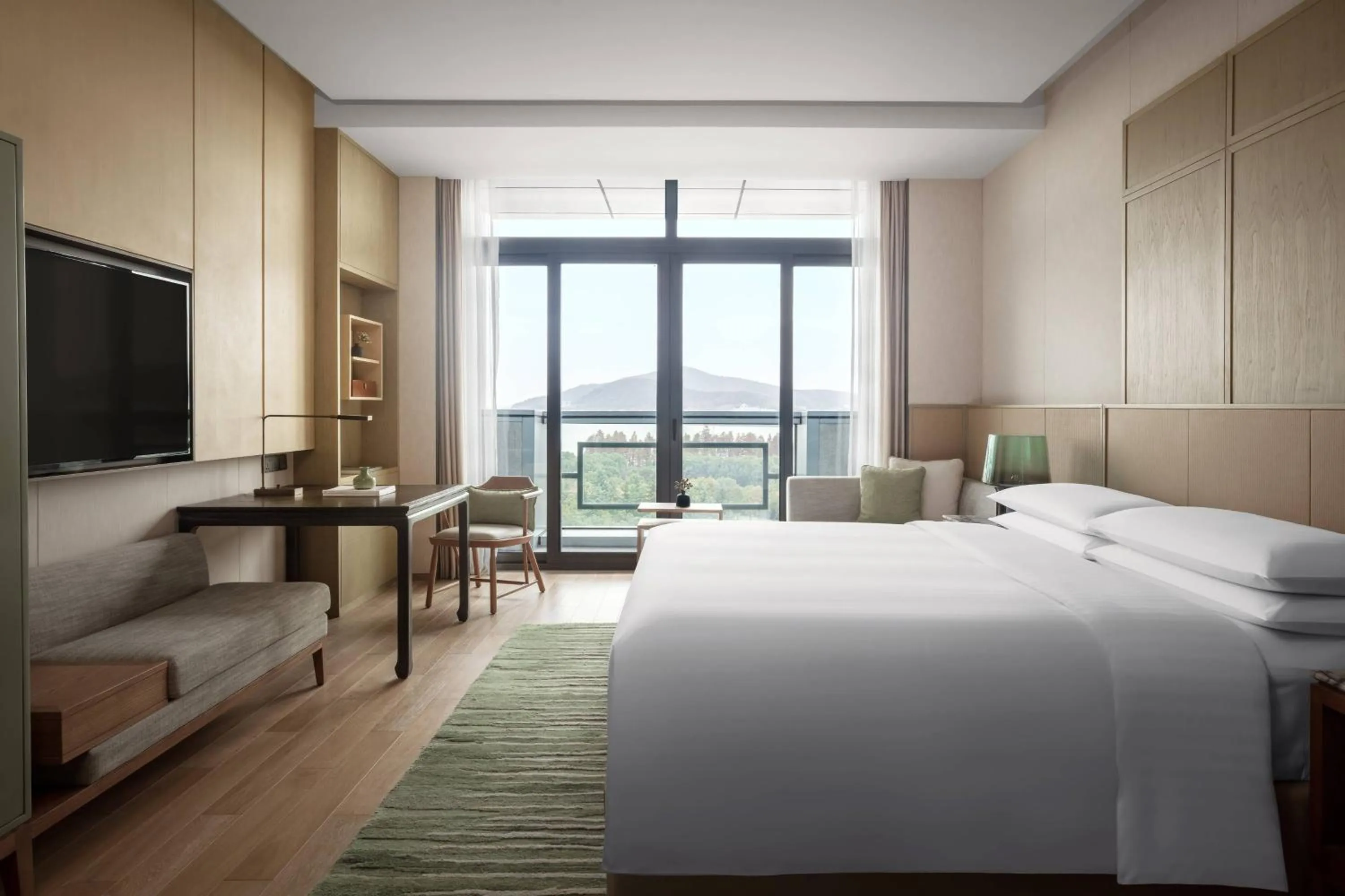 Photo of the whole room, Bed in Wuxi Marriott Hotel Lihu Lake