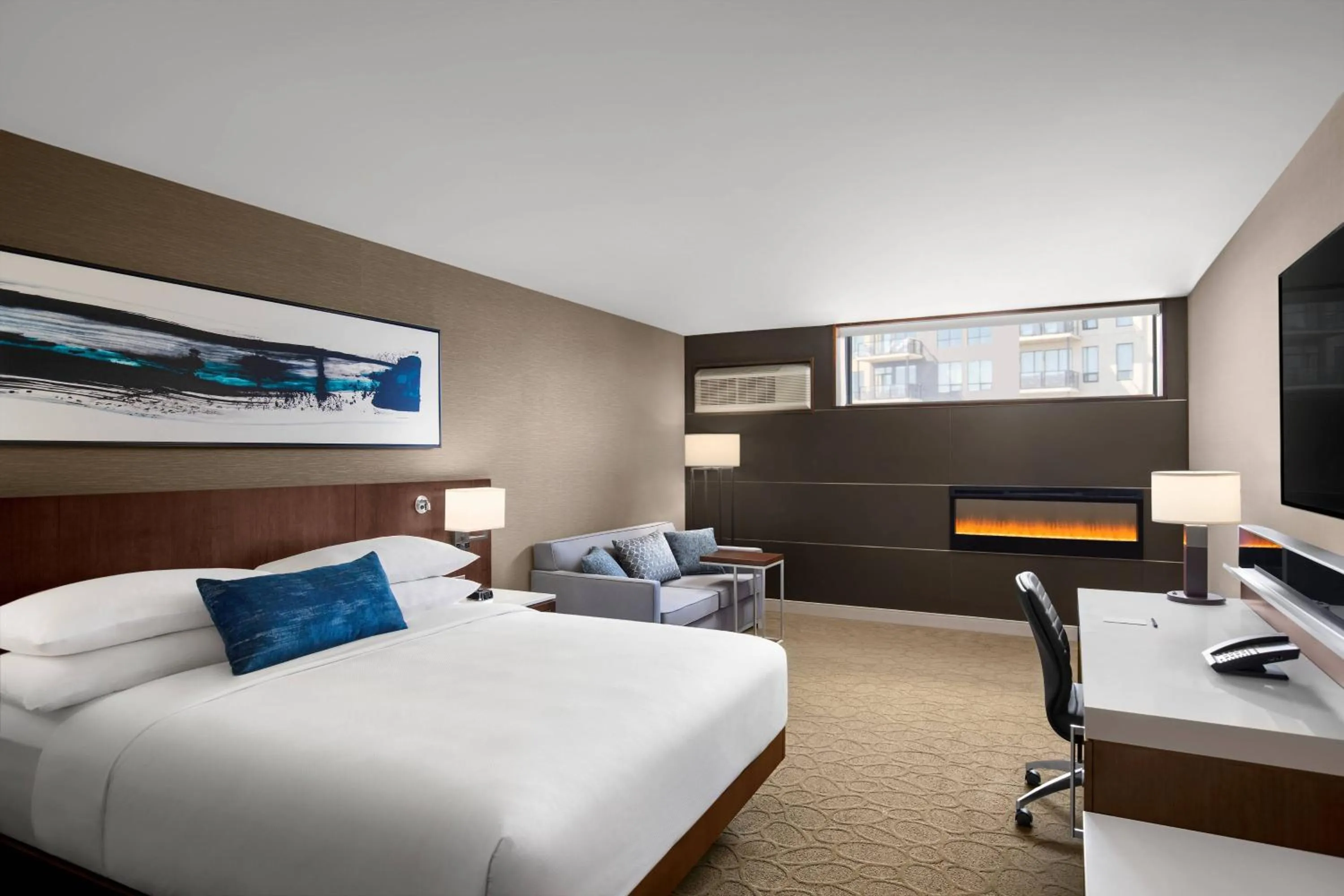 Photo of the whole room, Bed in Delta Hotels by Marriott Thunder Bay