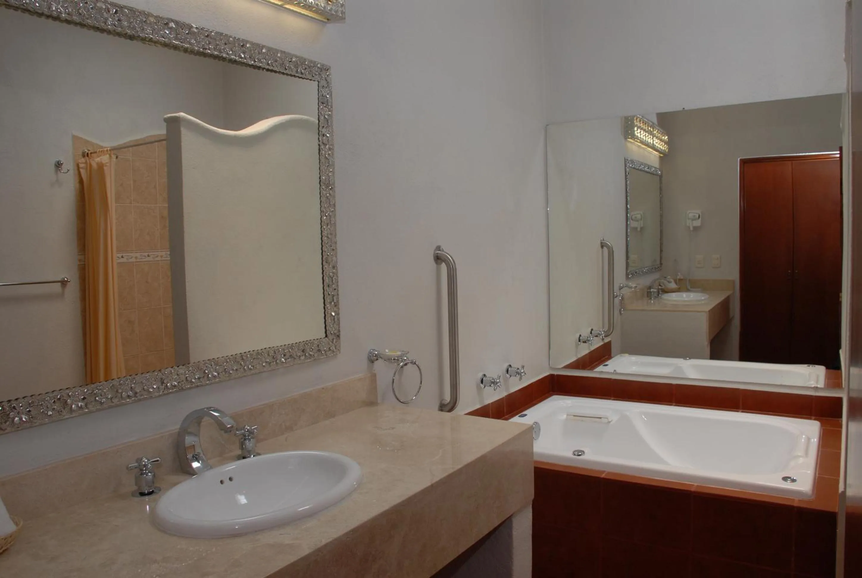 Shower in Hotel Hacienda Don Cenobio