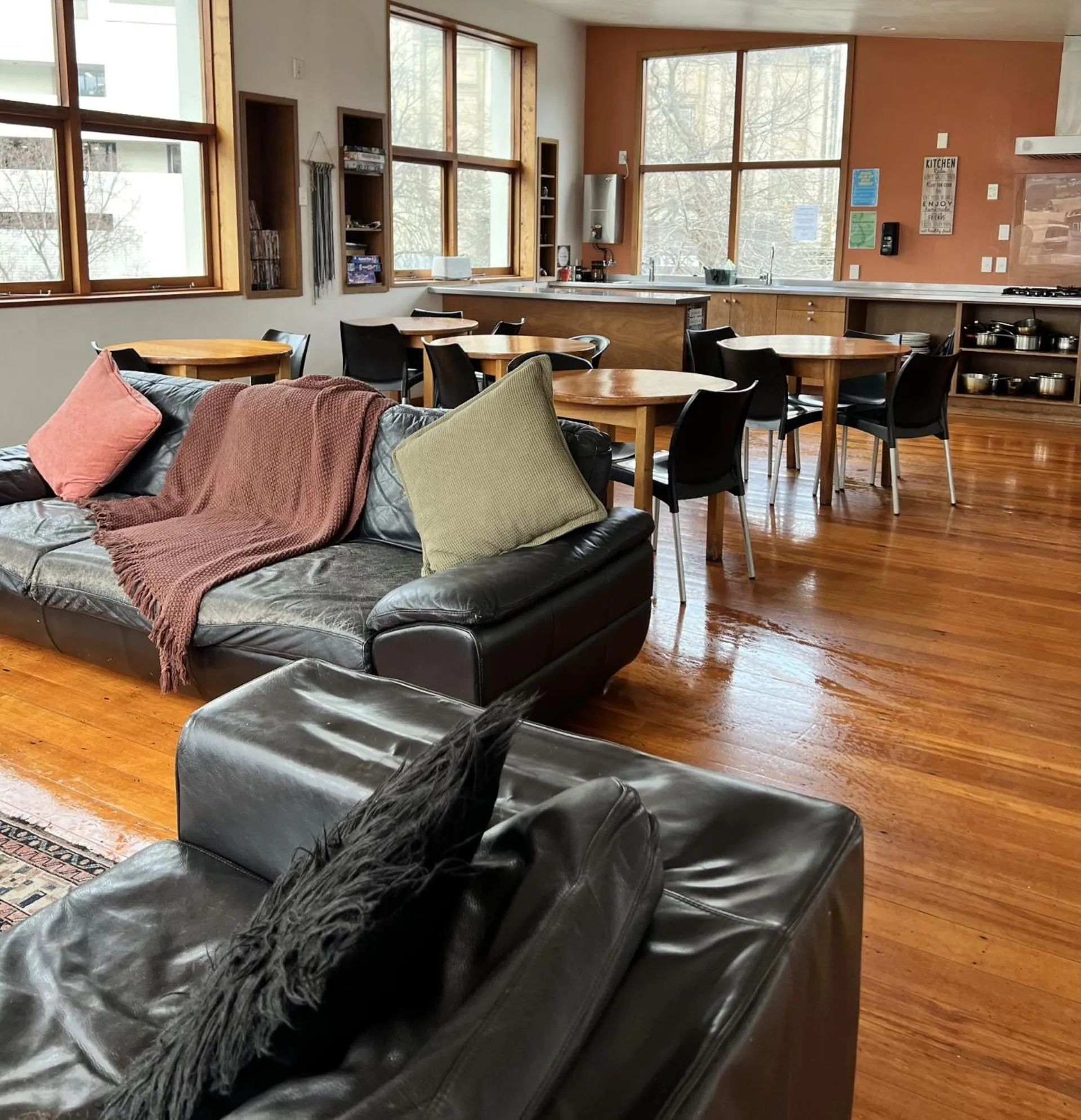 Kitchen or kitchenette in On Top Backpackers