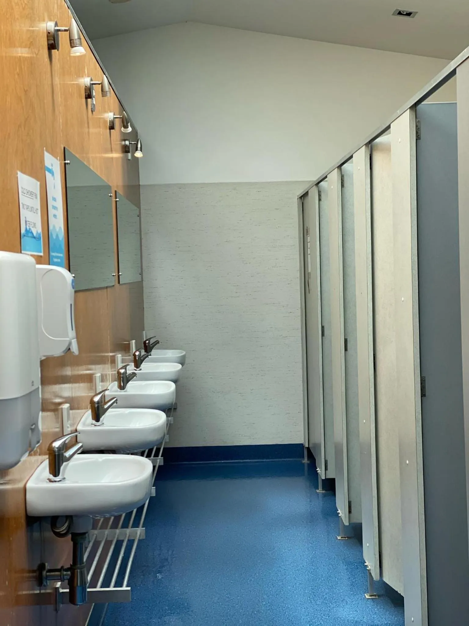 Bathroom in On Top Backpackers