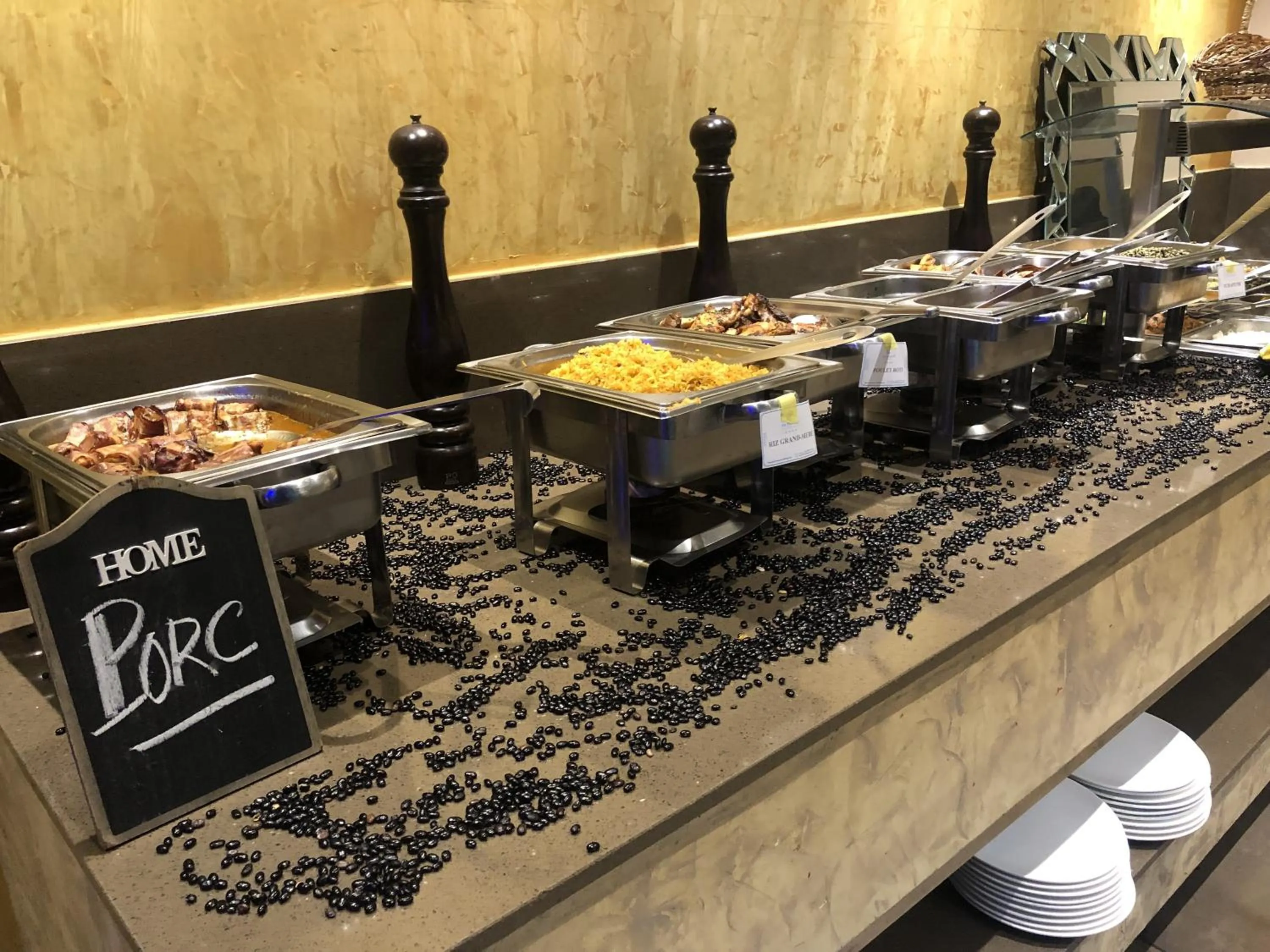 Restaurant/places to eat in Hotel La Falaise Bonapriso