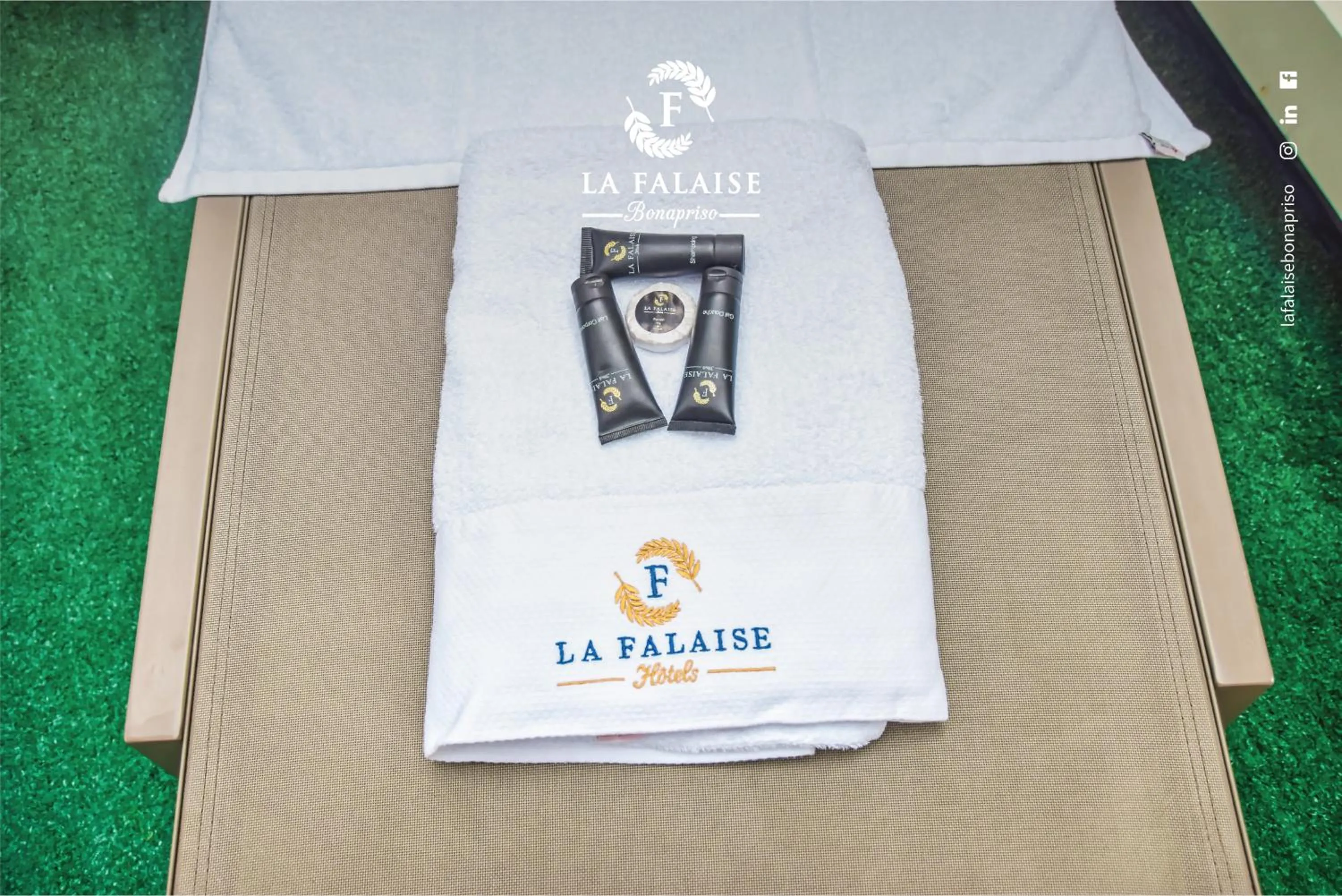 towels in Hotel La Falaise Bonapriso