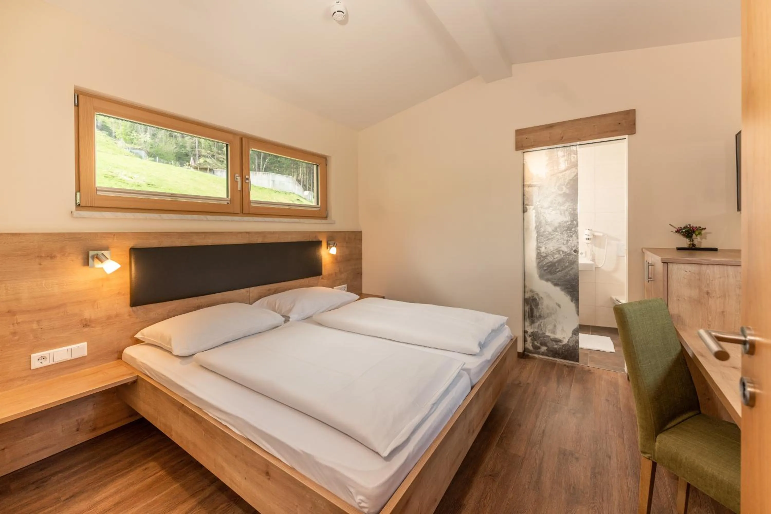 Photo of the whole room, Bed in Hotel Starchlhof