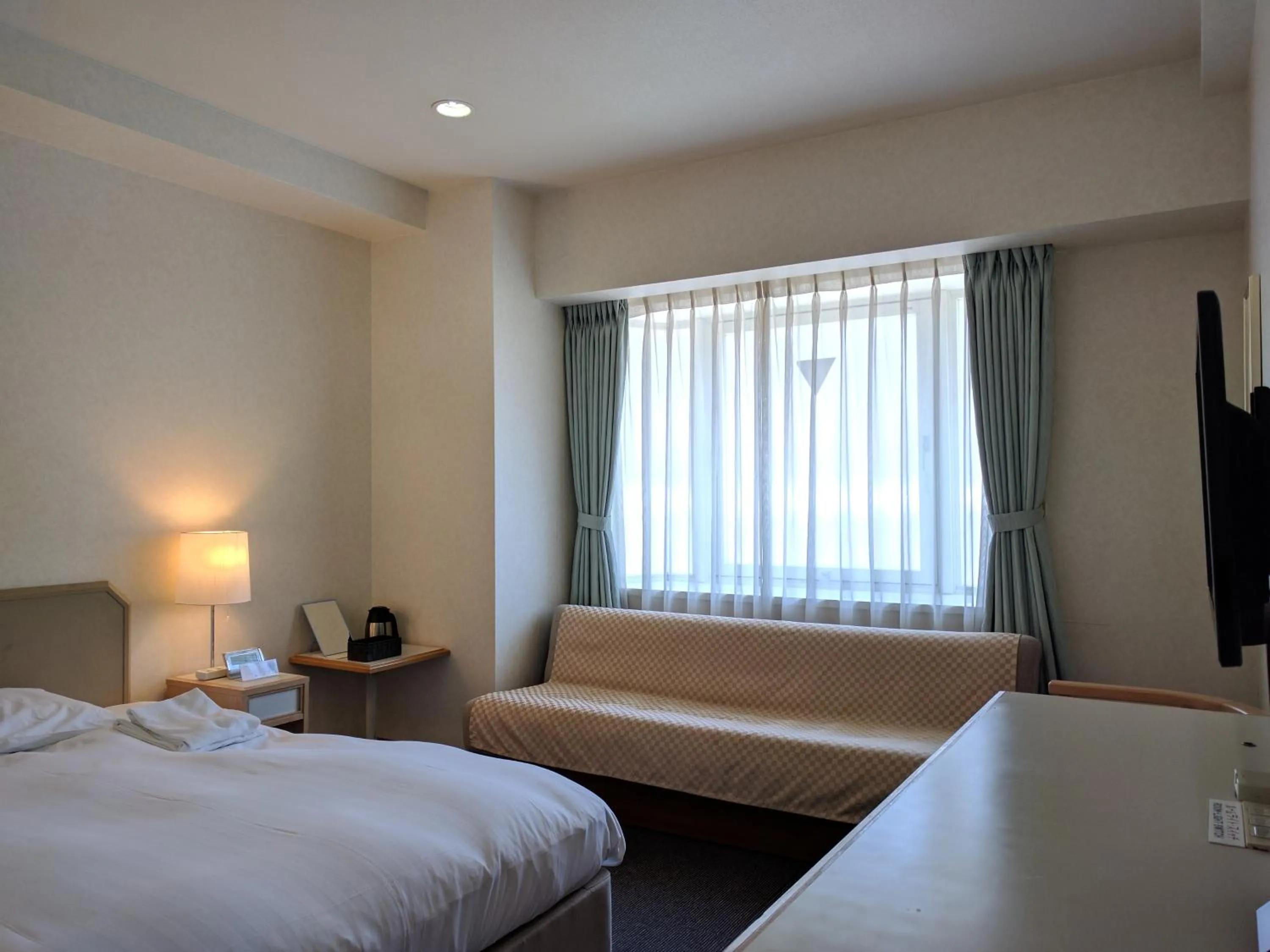 Photo of the whole room, Bed in Hotel Harbour Yokosuka