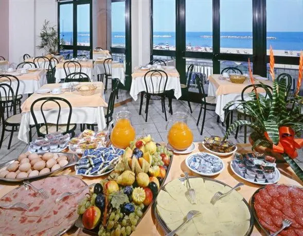 Restaurant/places to eat in Hotel Astoria