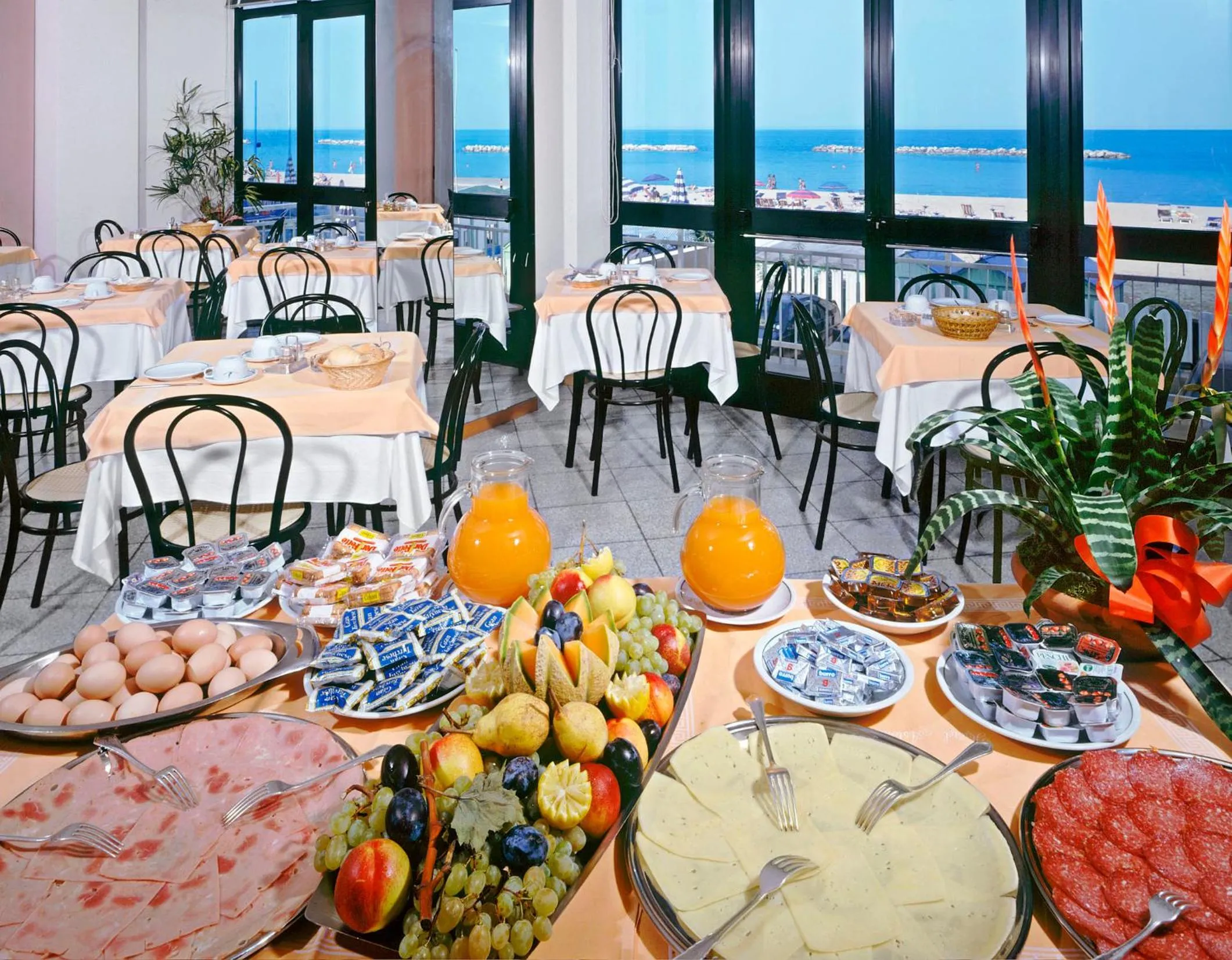 Restaurant/places to eat in Hotel Astoria