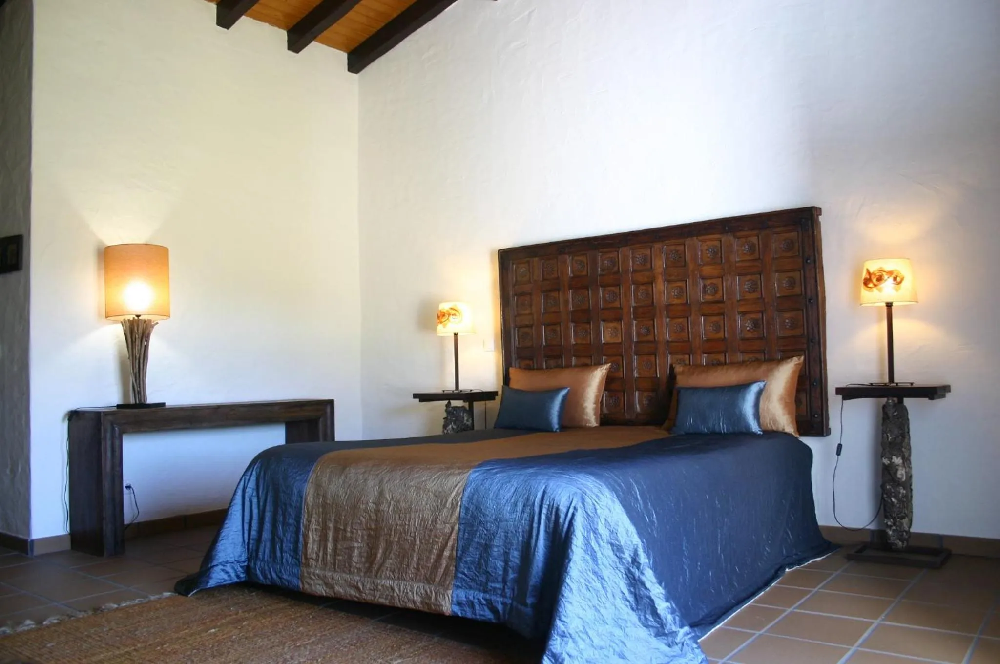 Bed in Monte das Faias Cork Farm Hotel