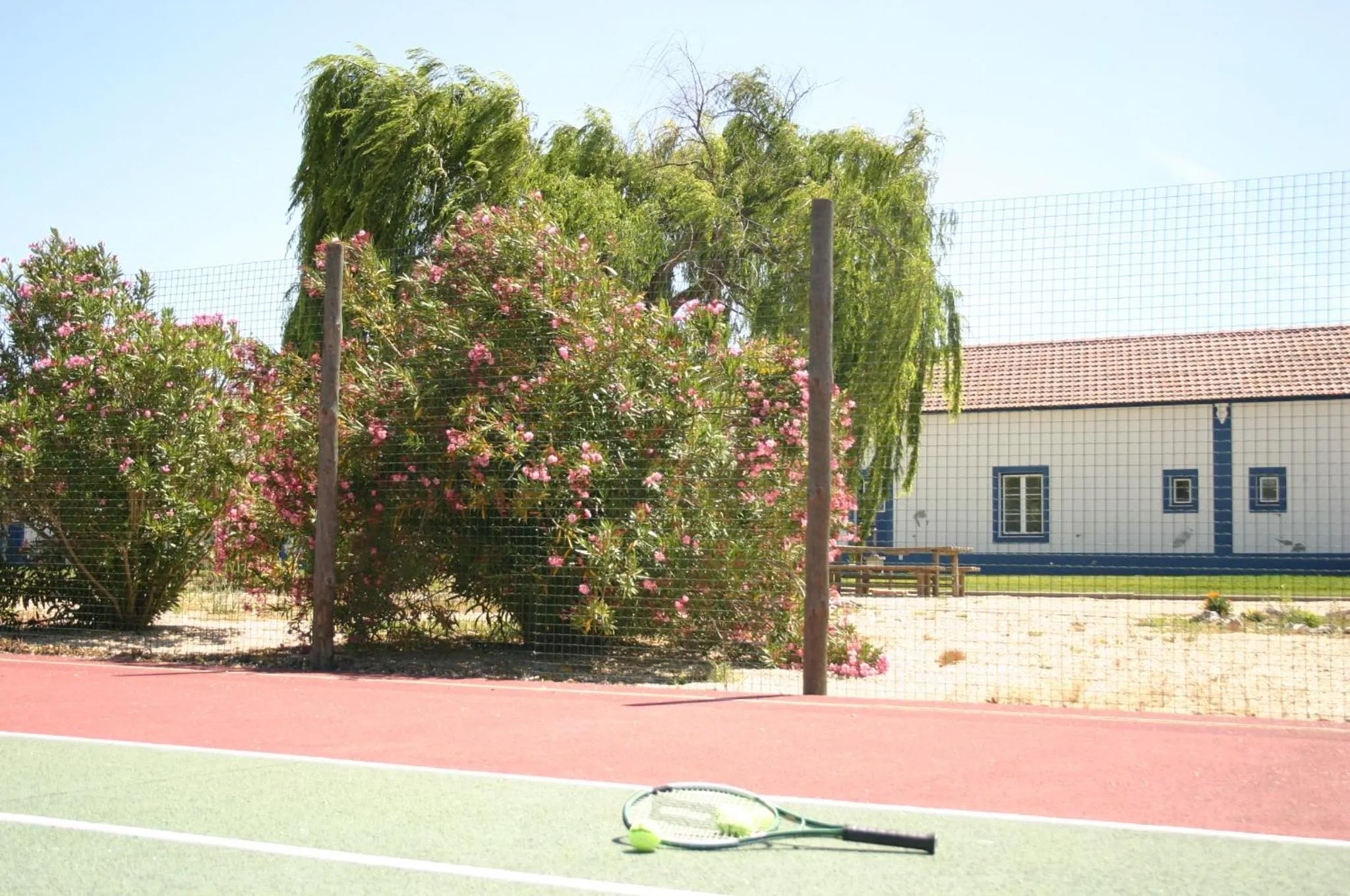 Tennis court in Monte das Faias Cork Farm Hotel