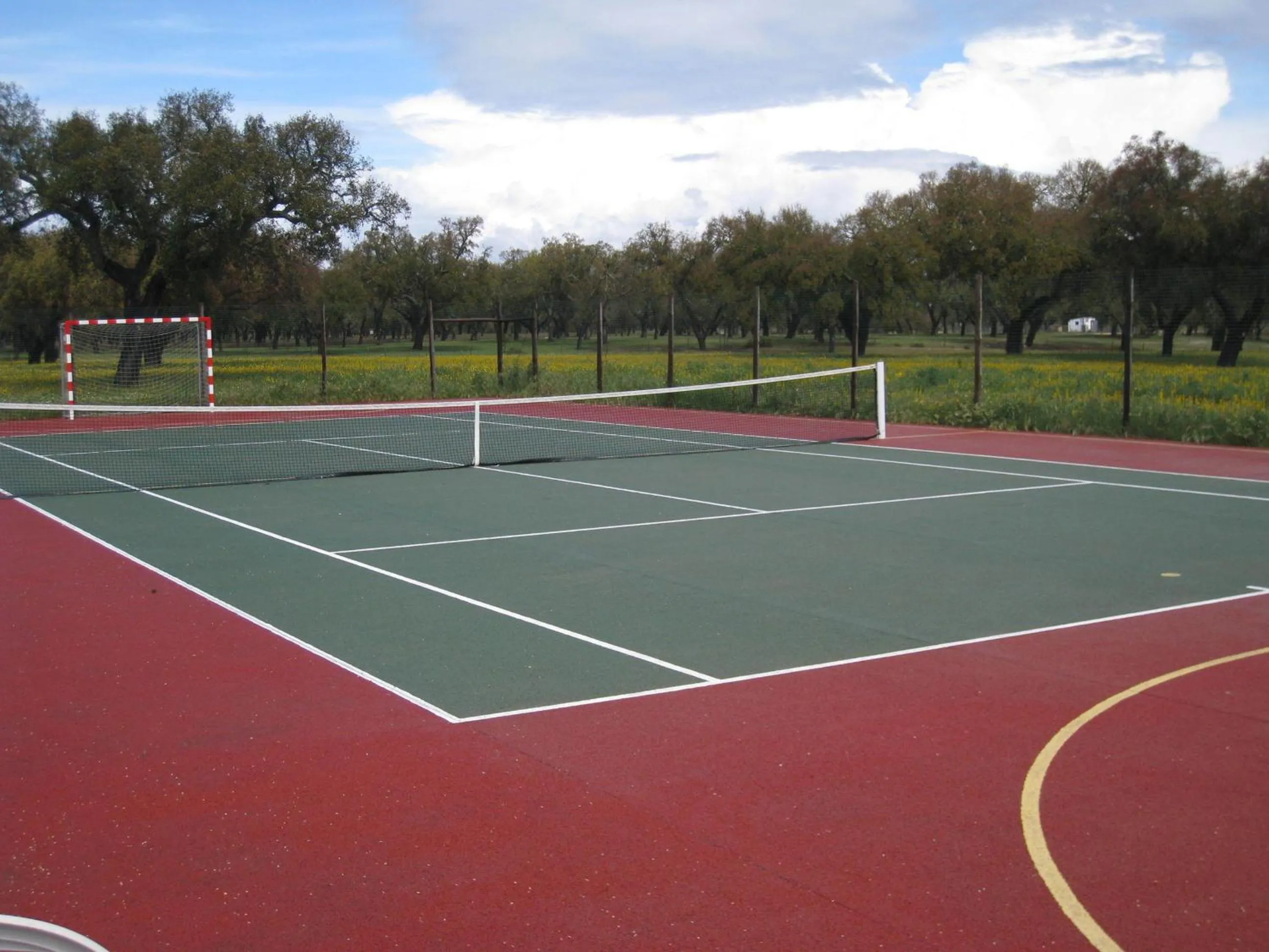 Tennis court in Monte das Faias Cork Farm Hotel