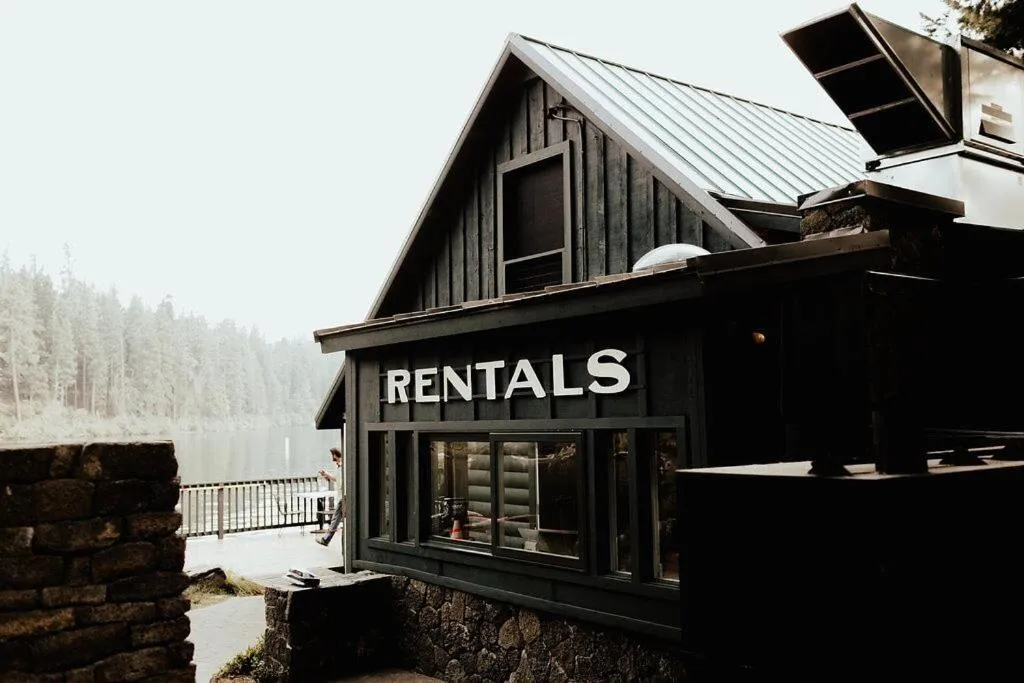 Canoeing in The Suttle Lodge & Boathouse