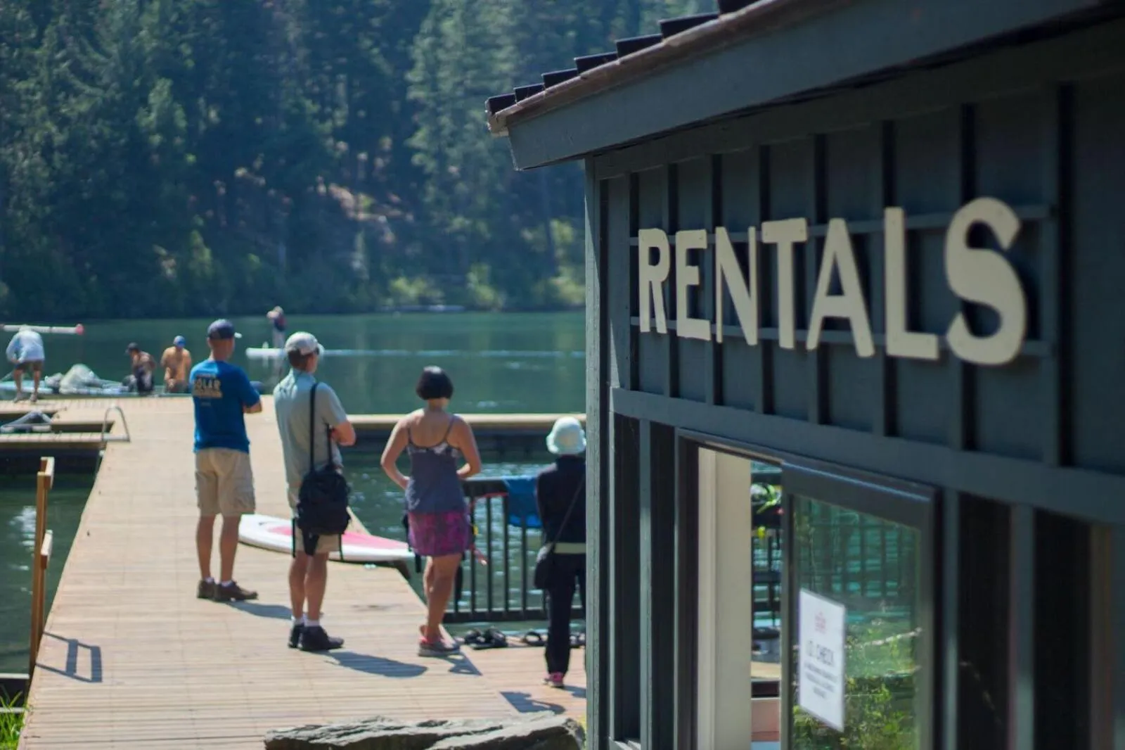 People in The Suttle Lodge & Boathouse