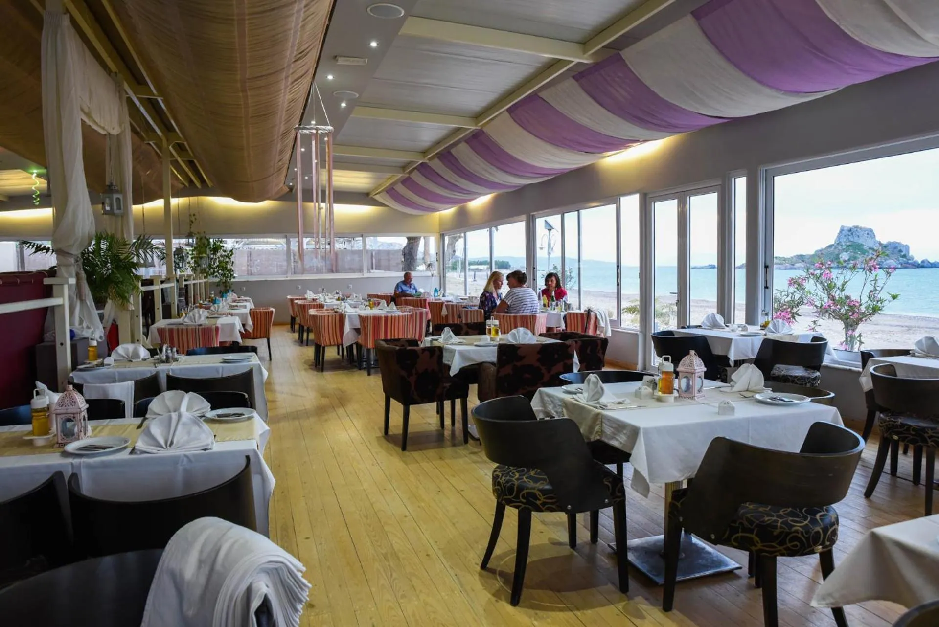 Restaurant/places to eat in Sacallis Inn Beach Hotel