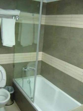 Bathroom in Sacallis Inn Beach Hotel