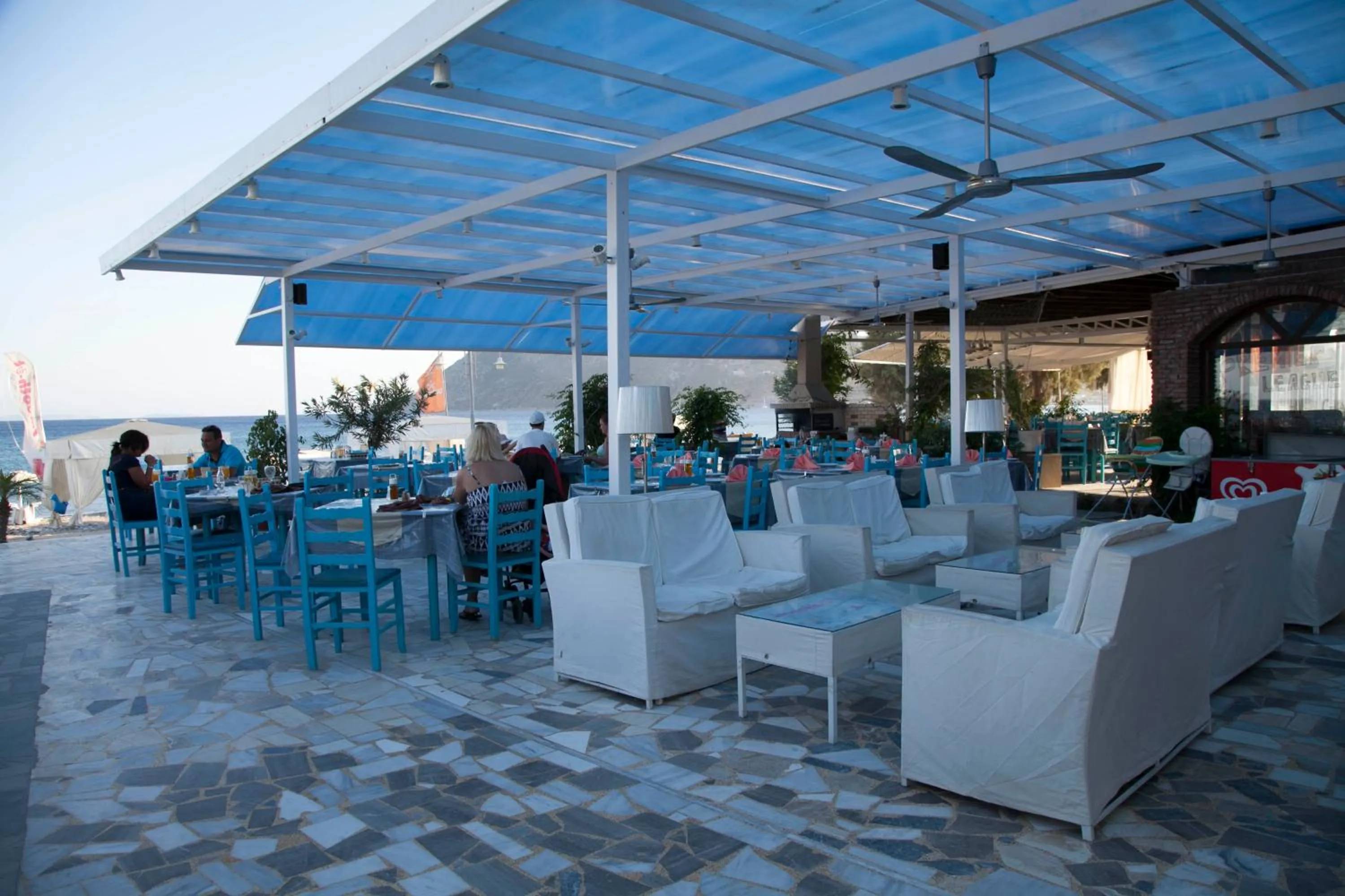 Restaurant/places to eat in Sacallis Inn Beach Hotel