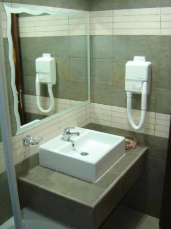 Bathroom in Sacallis Inn Beach Hotel