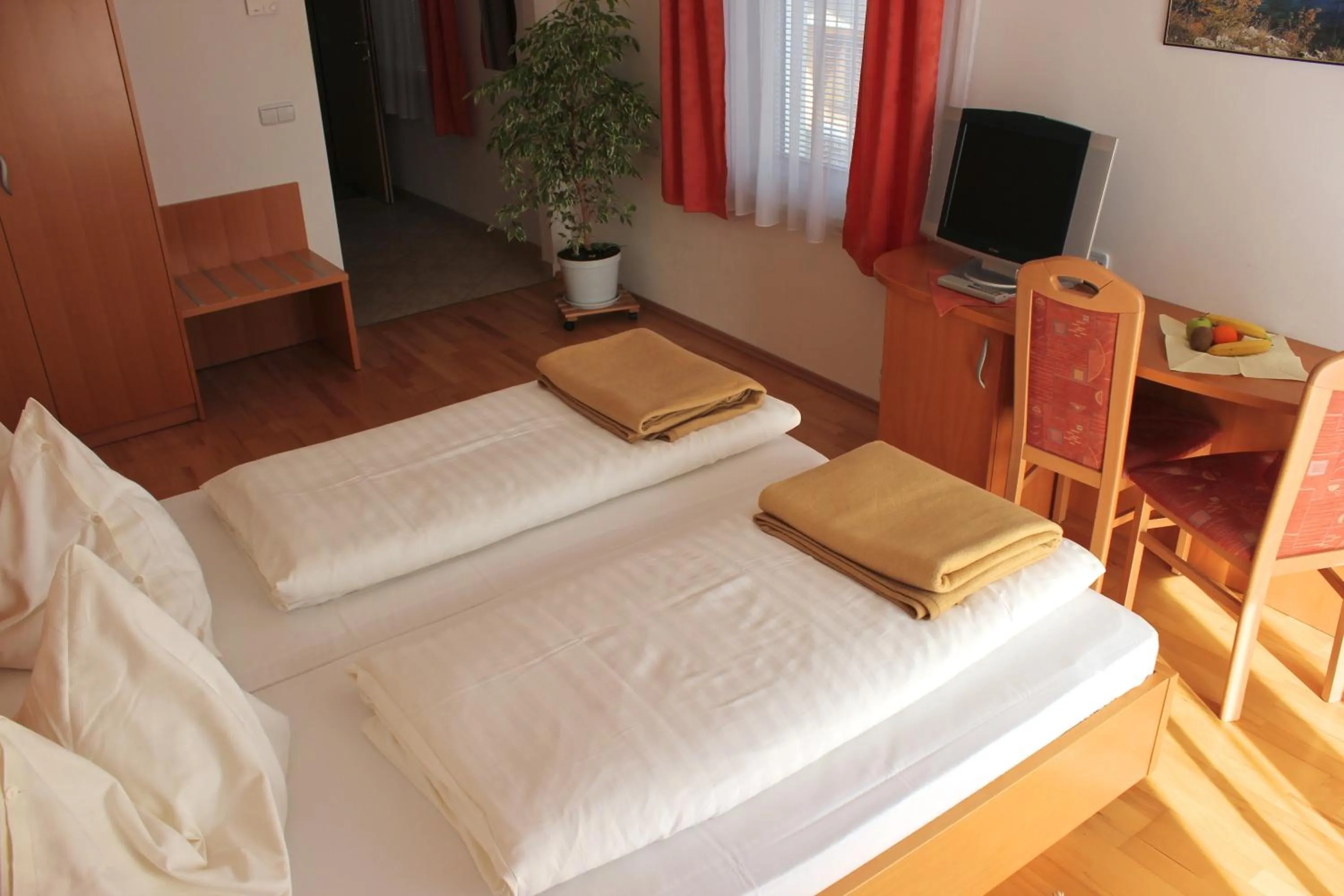 Photo of the whole room, Bed in Garni Hotel Villa Tamara