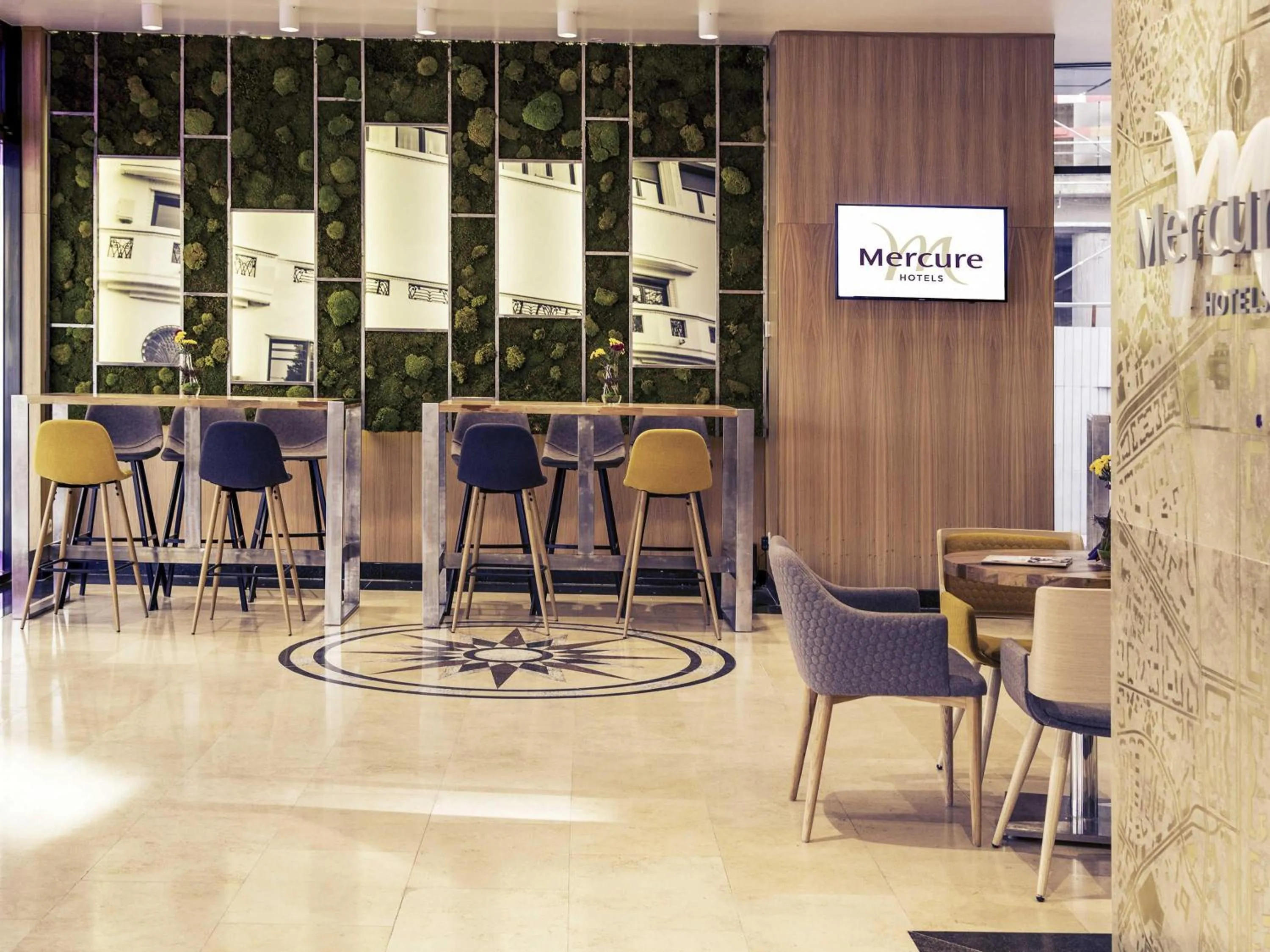 Lounge or bar in Mercure Bucharest Unirii