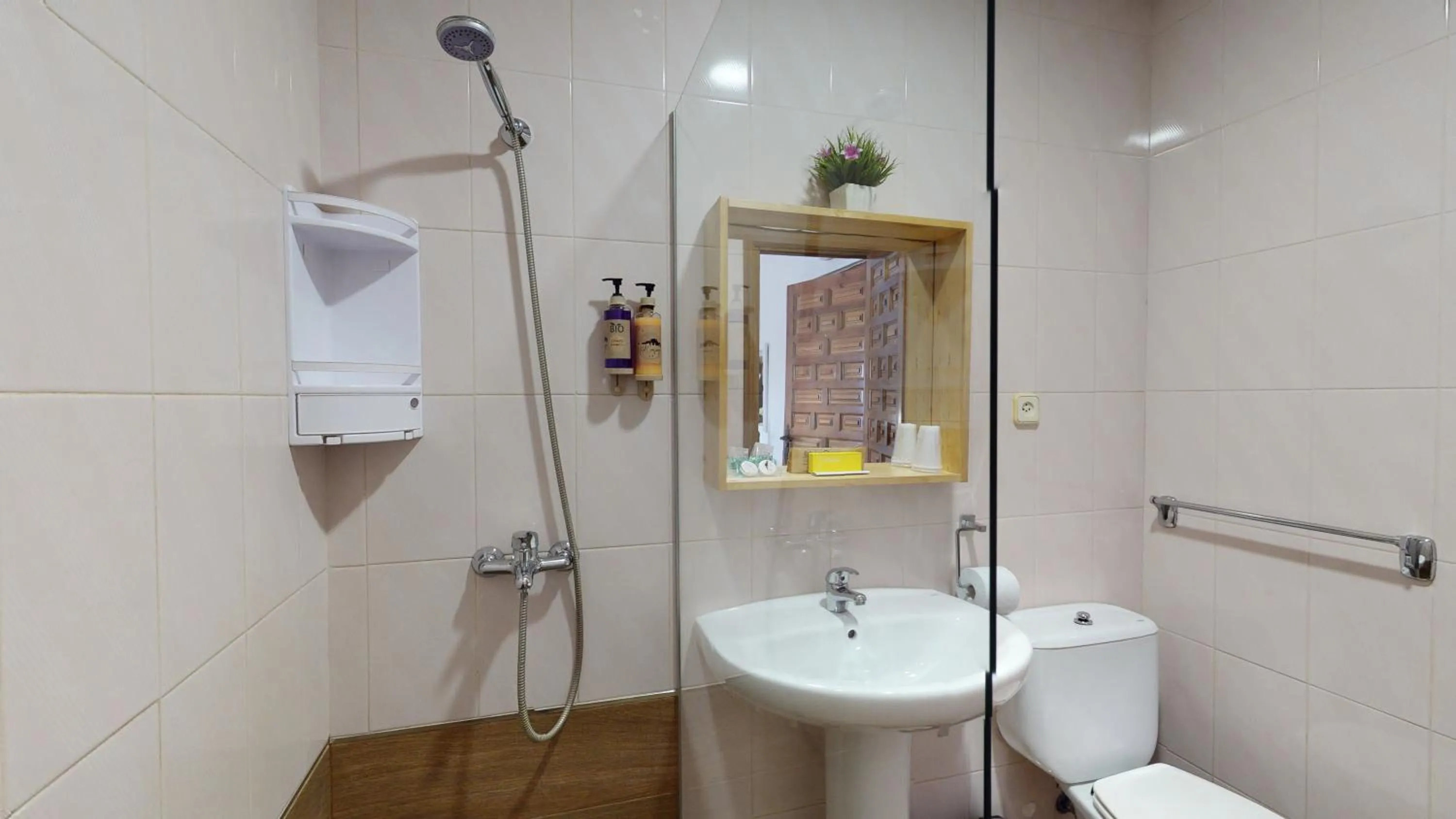 Bathroom in Hotel Consuegra