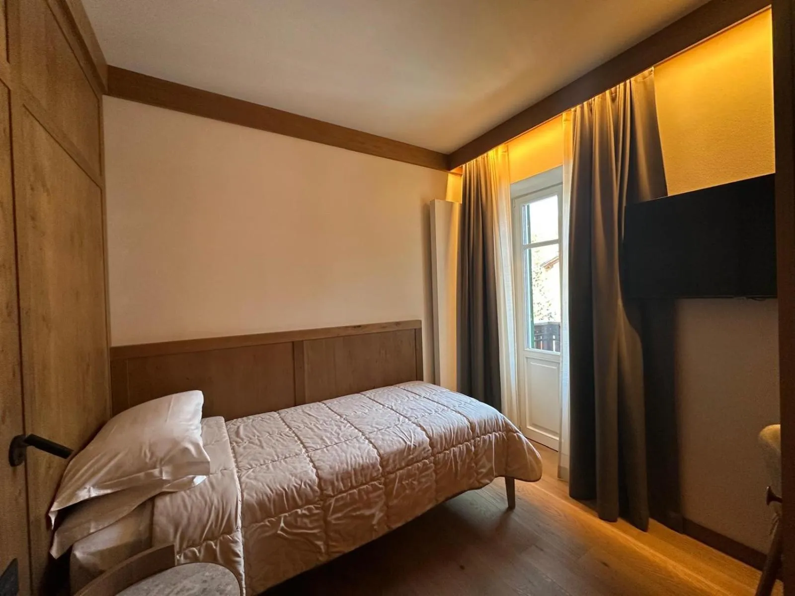 Bedroom, Bed in Hotel Serena Cortina