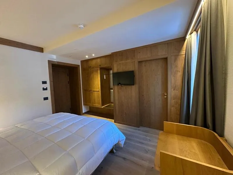 Bedroom, Bed in Hotel Serena Cortina