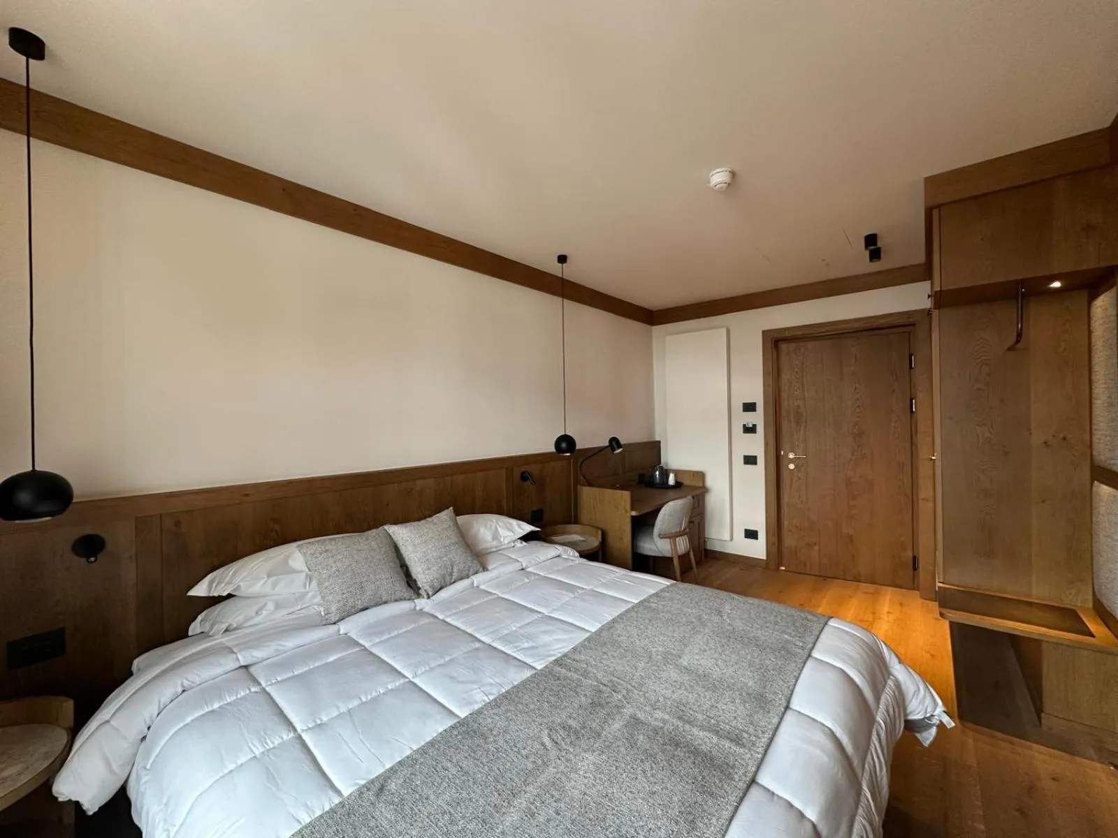 Bedroom, Bed in Hotel Serena Cortina