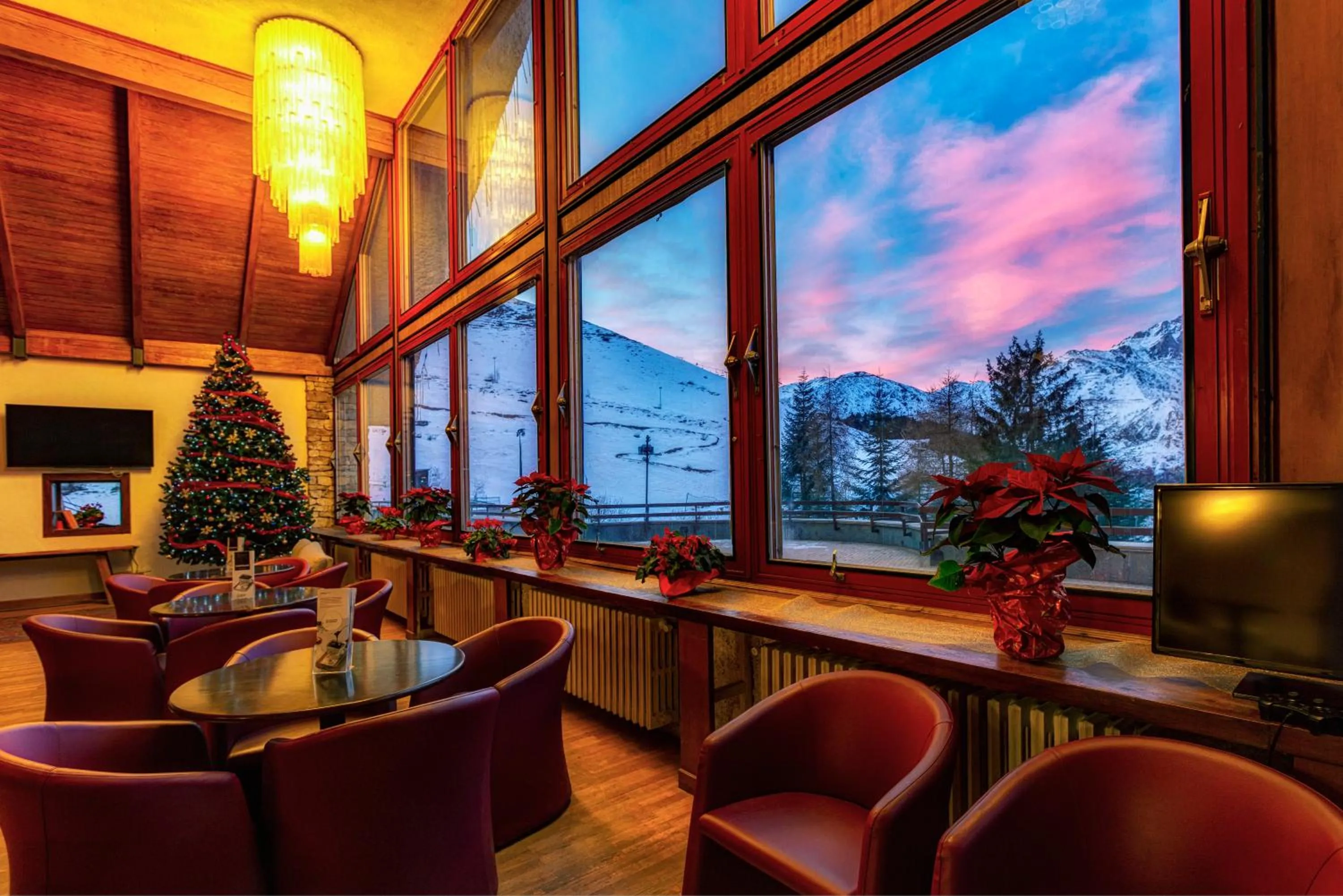 Communal lounge/ TV room in Hotel Mondolé - Azzurro Club