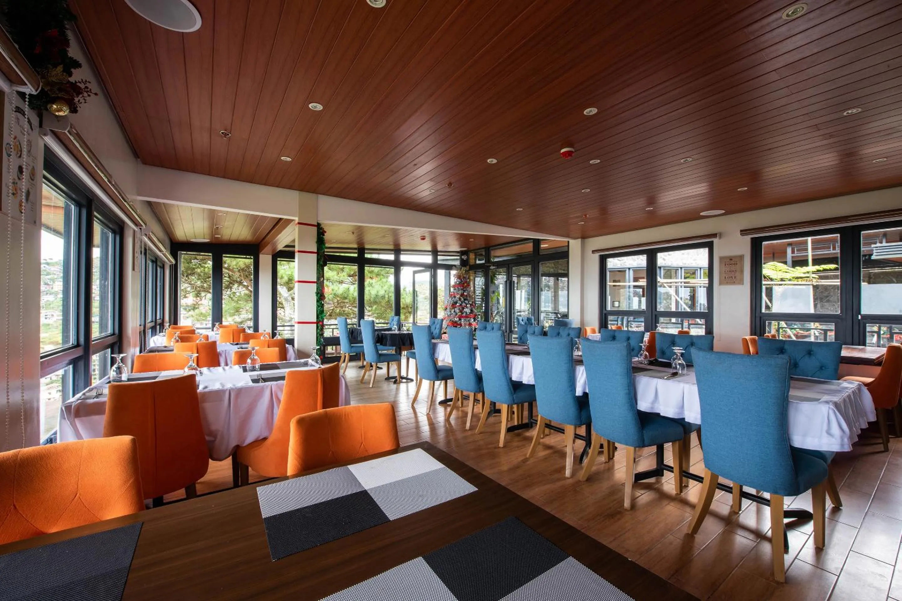 Restaurant/places to eat in Sunset View Ridge Residences