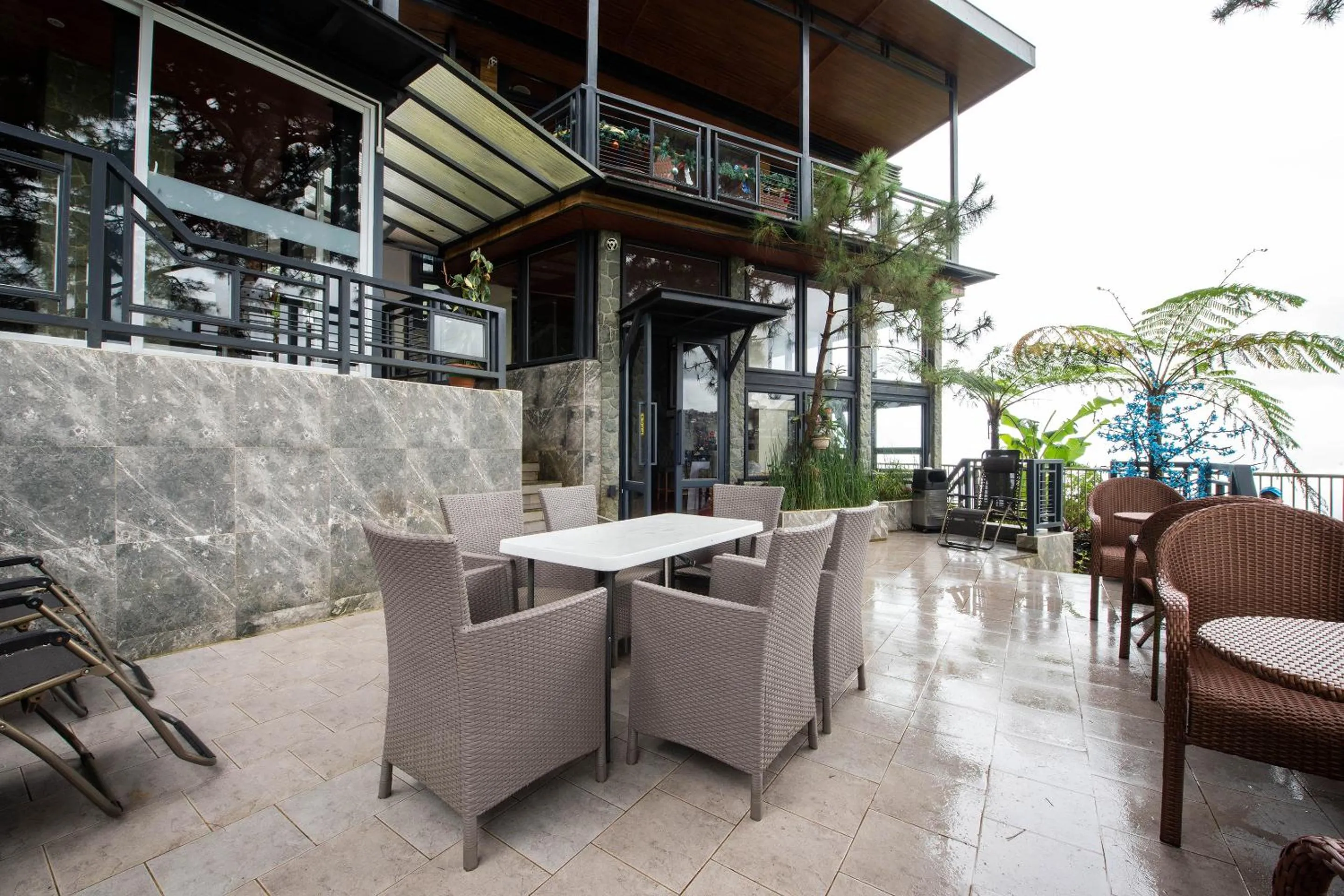 Lounge or bar in Sunset View Ridge Residences