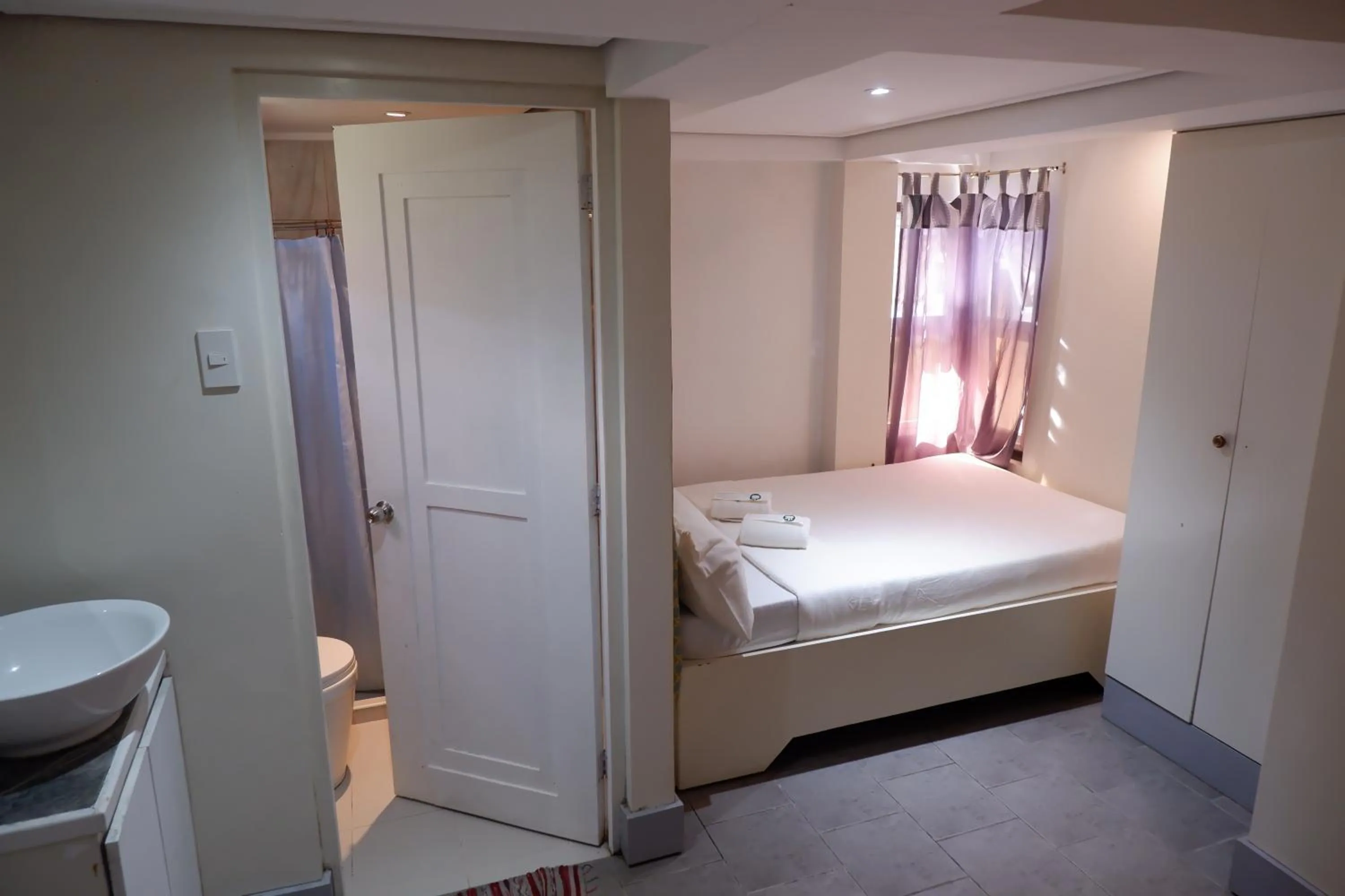 Bed in Sunset View Ridge Residences