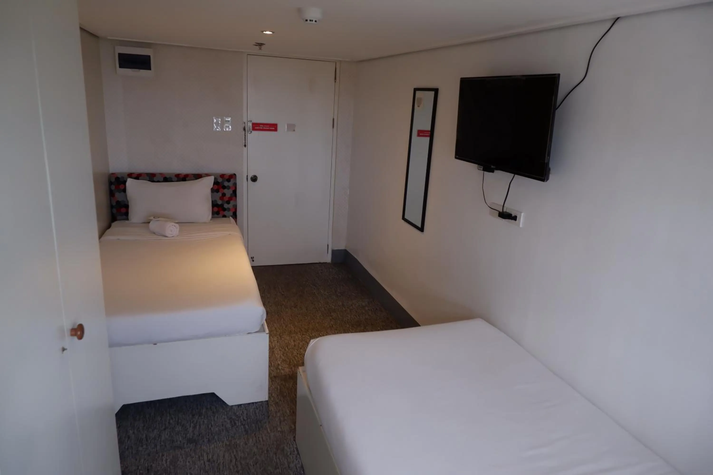 TV and multimedia, Bed in Sunset View Ridge Residences